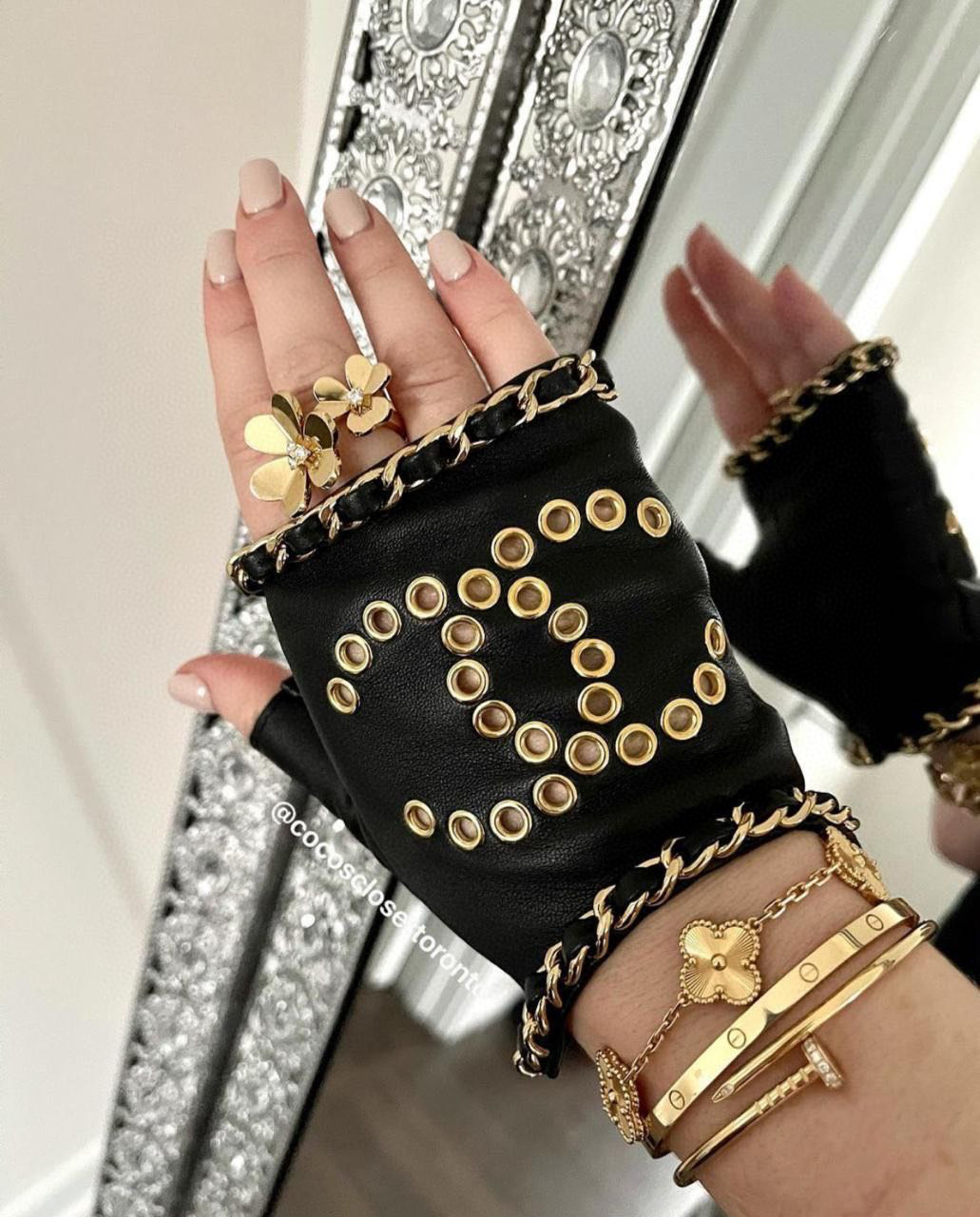 NO:554565,Hot style, super recommended, very beautiful to get, must keep for yourself [top original order] The official website synchronizes the new high-end short gloves for women, 100% imported lambskin, with sheepskin lining, bright and full leather, soft and delicate, first-class hand feel, look for the imported sheepskin, unique feel, original hardware, top workmanship, no details are spared, genuine open edition, purchasing agent level, one-to-one counter, with packaging box, size M L gloves, gloves, sheepskin, gloves19860909爆款到 超级推荐款 上手特美美 必须自留款【顶级原单】官网同步女士新款高档短款手套百分百选用进口小羊皮 内里羊丝里 皮质光泽鲜亮饱满 柔软细腻 手感一流认准进口羊皮特有手感原版五金 顶级做工任何细节都不放过正品开版 代购级别 专柜一比一 配包装盒 码数 M L手套,手套,sheepskin,gloves,accessory