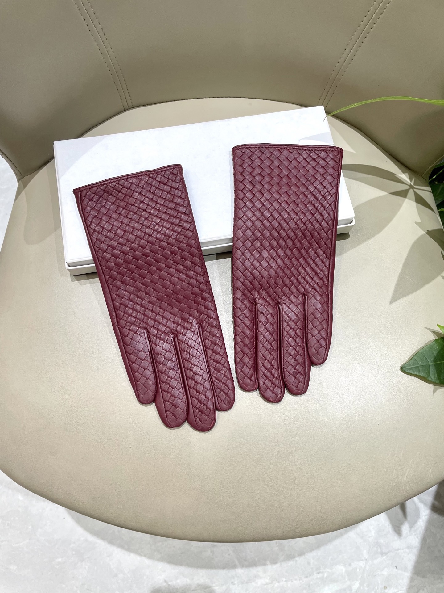 NO:554583,New exclusive first release. Bv women's new high-end sheepskin gloves are not to be missed. First-grade sheepskin. The leather is fine and soft. The cashmere lining is better for warmth. The first choice for gift giving. L gloves, gloves, bottega veneta, sheepskin, gloves19860909新款独家首发 Bv女士新款高档羊皮手套不可错过 一级绵羊皮 皮质细腻柔软 羊绒内里保暖更佳 送礼首选 L手套,手套,bottega veneta,sheepskin,gloves,accessory