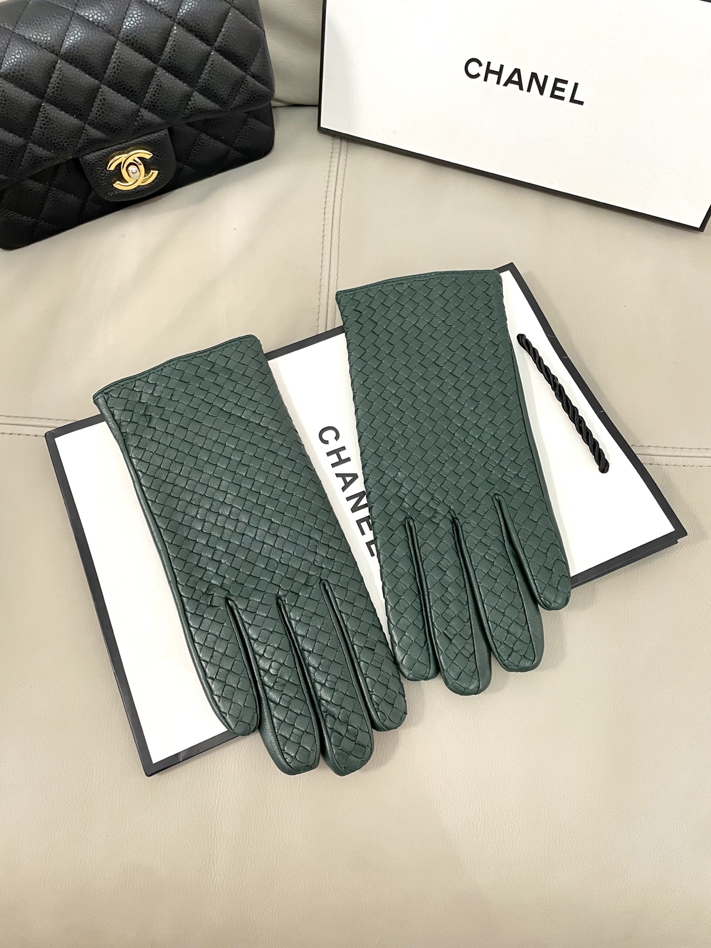 NO:554581,The new exclusive first release. Bv women's new high-end sheepskin gloves are not to be missed. First-grade sheepskin. The leather is fine and soft. The cashmere lining is better for warmth. The first choice for gifts is gloves, gloves, bottega veneta, sheepskin, gloves.19860909新款独家首发 Bv女士新款高档羊皮手套不可错过 一级绵羊皮 皮质细腻柔软 羊绒内里保暖更佳 送礼首选手套,手套,bottega veneta,sheepskin,gloves,accessory