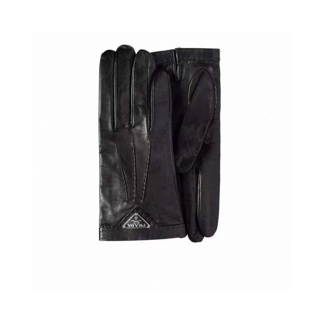 NO:554761,Prada women's new model arrives [Imported leather, top original order] The official website synchronizes the new high-end sheepskin gloves for women, 100% imported lambskin with sheepskin lining. The leather is bright and full, soft and delicate. The feel is first-class. Look for the imported sheepskin with unique feel. Original hardware. Top-notch workmanship. No detail is spared. Genuine version. Purchasing level. Counter one to one. Comes with packaging box. Size L gloves, gloves, prada, sheepskin, gloves.19860909普拉达女士新款到【进口皮 顶级原单】官网同步女士新款高档羊皮手套百分百选用进口小羊皮 内里羊丝里 皮质光泽鲜亮饱满 柔软细腻 手感一流认准进口羊皮特有手感原版五金 顶级做工任何细节都不放过正品开版 代购级别 专柜一比一 配包装盒 码数L手套,手套,prada,sheepskin,gloves,accessory