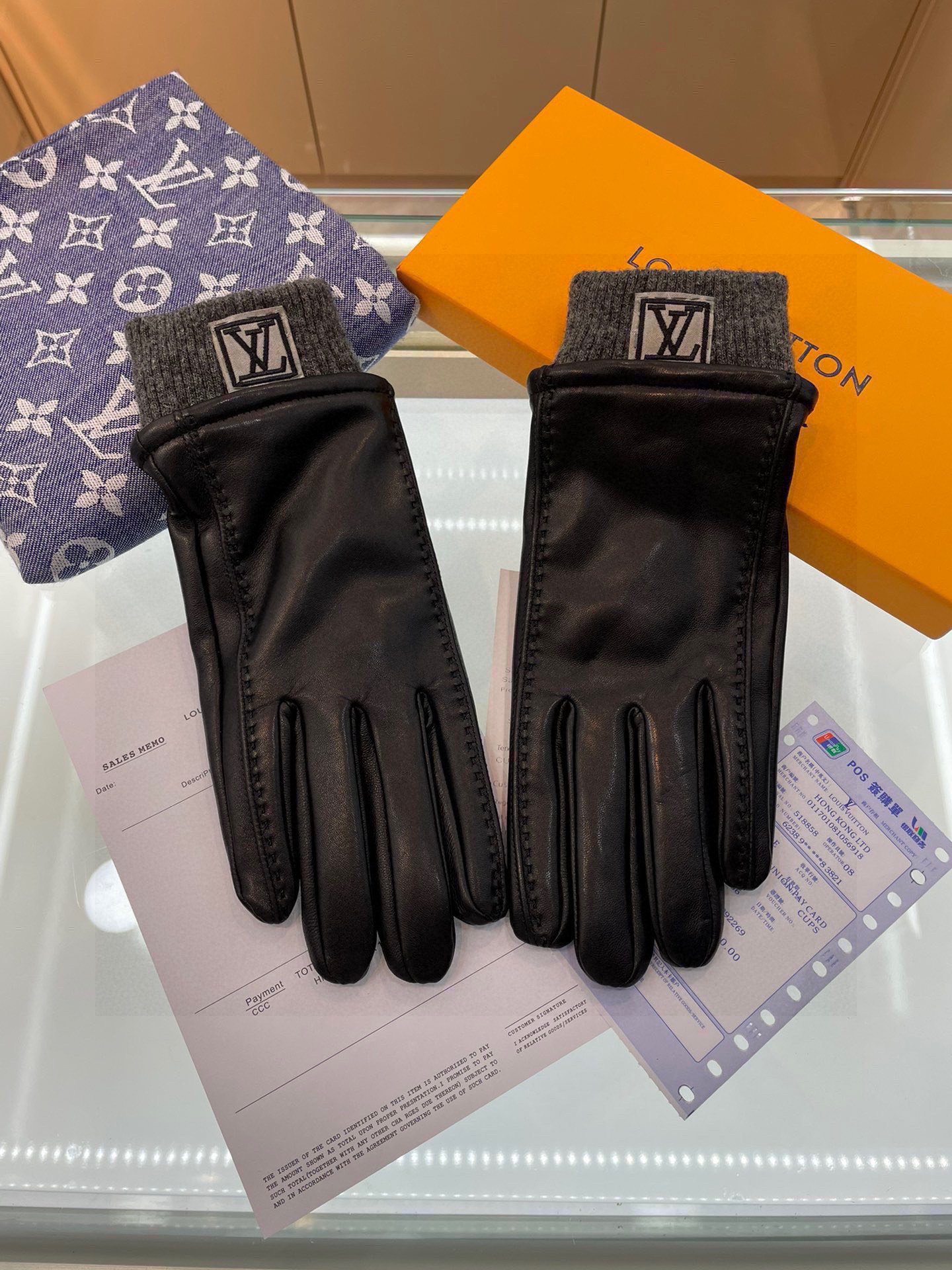 NO:554738,LV new men's gloves, first-grade sheepskin, ultra-thin leather, soft and comfortable, excellent texture, size, one size fits all gloves, gloves, louis vuitton, sheepskin, gloves19860909Lv新款男士手套 一级羊皮 皮质超薄柔软舒适  质感超群 码数 均码手套,手套,louis vuitton,sheepskin,gloves,accessory