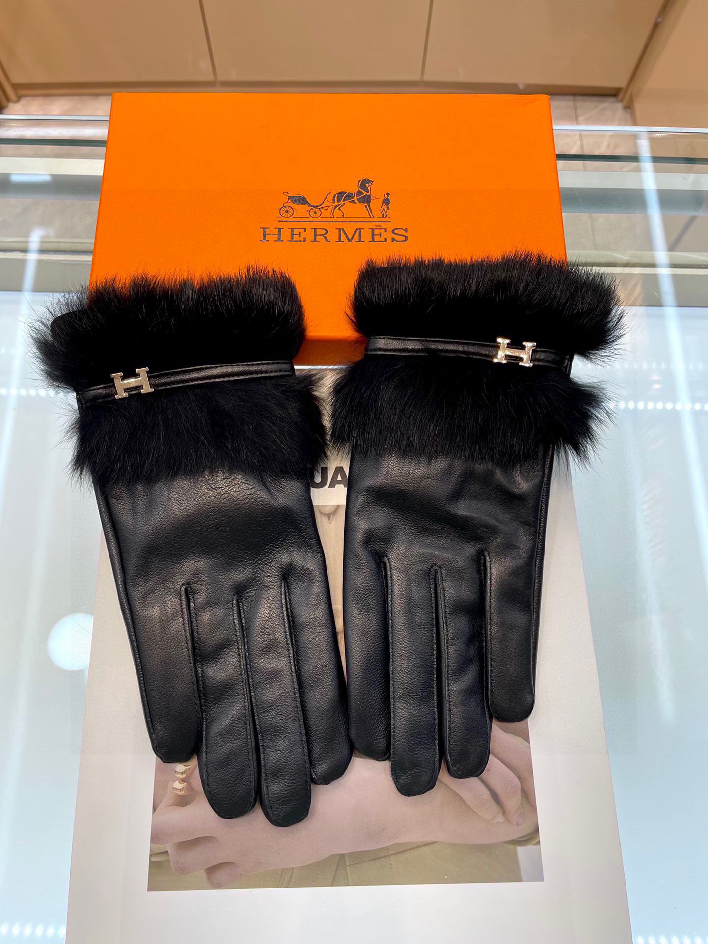 NO:554747,New exclusive first release. Hermes women's new high-end sheepskin gloves are the first choice for goddesses. Don't miss it. First-grade sheepskin. The leather is fine and soft. The cashmere lining is more warm. A must-have for goddess Jimei. No detail is spared. One-size-fits-all gloves, gloves, hermes, sheepskin, gloves.19860909新款独家首发 Hermes女士新款高档羊皮手套女神首选 不可错过 一级绵羊皮 皮质细腻柔软 羊绒内里保暖更佳 女神集美们们必备顶级做任何细节都不放过 均码手套,手套,hermes,sheepskin,gloves,accessory