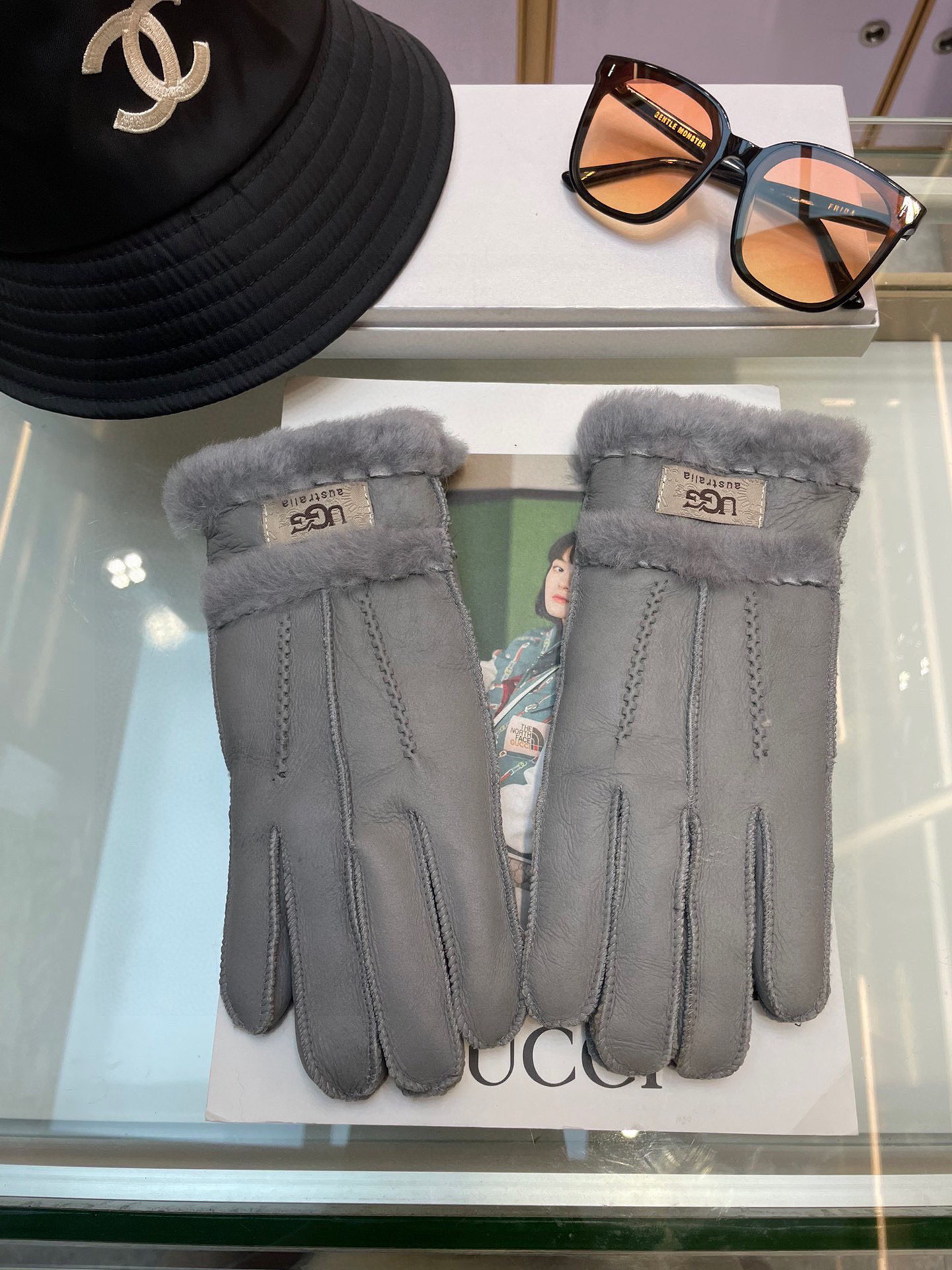 NO:554736,UGG women's winter warm sheepskin gloves, warm in one second, gorgeous and luxurious, a must-have for gifts~~~~~The hands-on picture is stunning. Must-have gloves for little fairies, gloves, sheepskin, gloves19860909UGG女士手套冬季保暖羊皮毛一体 一秒即暖 华丽奢侈,送礼必备~~~~~上手图美极啦 小仙女必备手套,手套,sheepskin,gloves,accessory