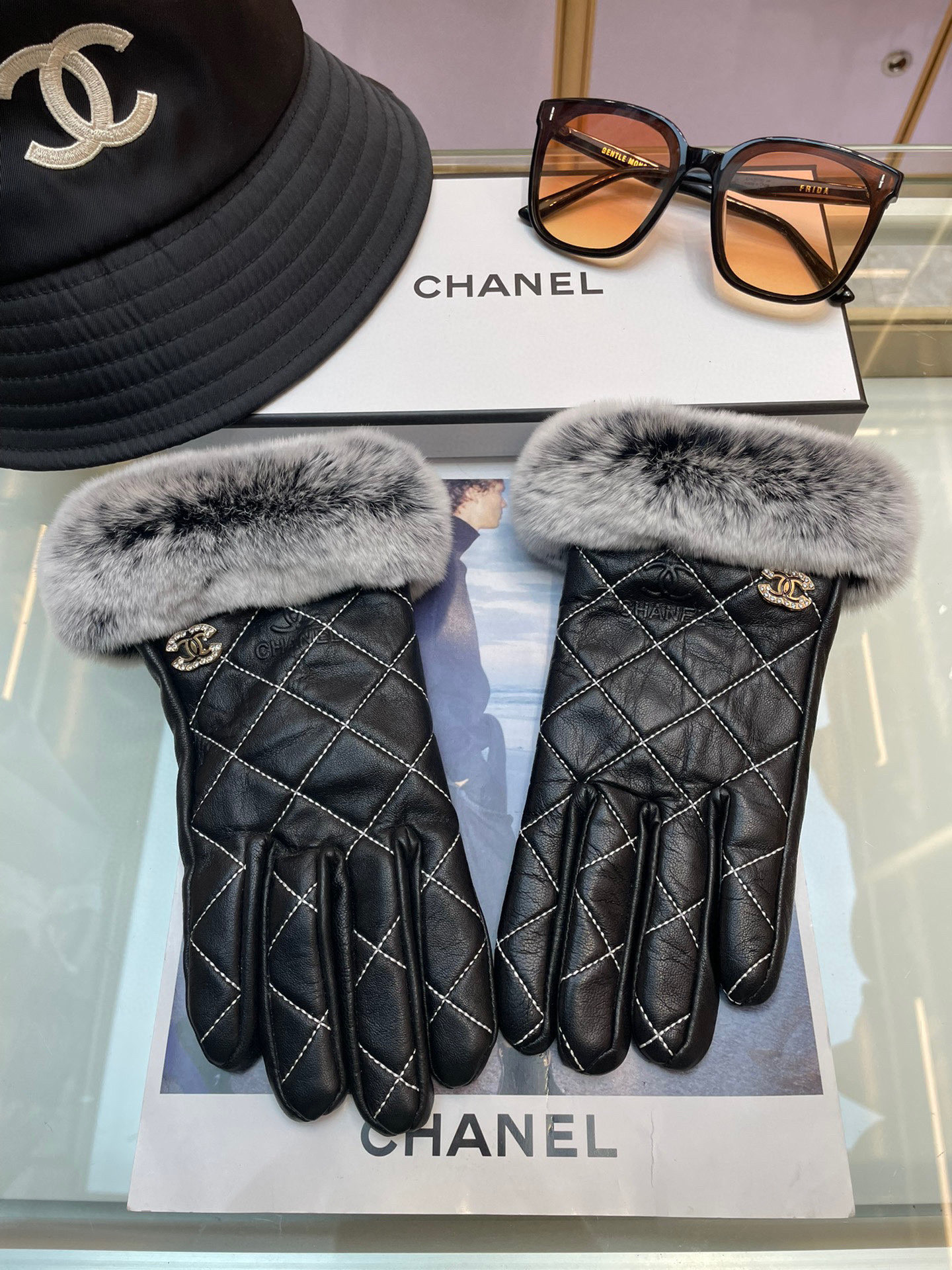 NO:554742,Chanel's new gloves are soft and delicate, very skin-friendly, full of femininity, very good in keeping warm, high-end and elegant. They can be used outdoors while driving. They can be taken anywhere. You guys, why don't you hurry up and get a set [seduce] [seduce]. Gloves, gloves, chanel, gloves19860909香奈儿新款手套 柔软细腻,非常亲肤,女人味十足 ,,保暖性特别好,高端大气,开车户外都可以用,可以说随处可带,北鼻们还不赶紧来一套[勾引][勾引].手套,手套,chanel,gloves,accessory