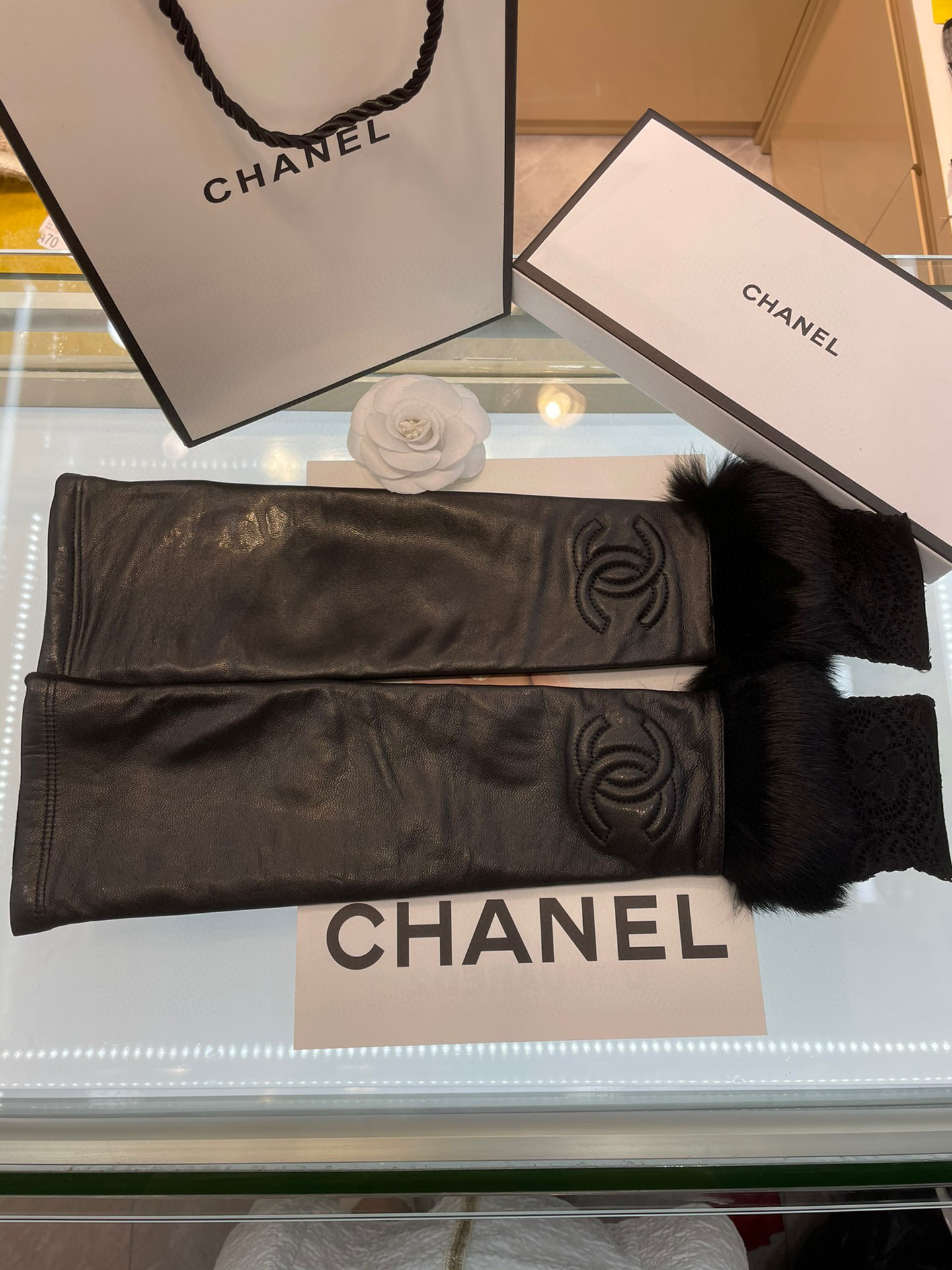 NO:554745,The front part of Chanel's latest long gloves is made of imported lace with double C embroidery. It is soft and delicate, very skin-friendly and full of femininity.  , the interface is still made of Lai rabbit fur, which is very warm and high-end. The second half is our trump card imported goatskin. The key point is that the end also uses lace and lace feather design. It can be said that the lace is brought to the extreme, showing the look of the entire set of gloves.  Aesthetically pleasing, it is a fashionable and luxurious item for all the princesses to pursue. It can be used when driving or outdoors, and can be taken anywhere. Why don’t you guys hurry up and get a set [seduce] [seduce]. Gloves, gloves, chanel, sheepskin, gloves19860909香奈儿专柜最新款长款手套前半部分采用进口蕾丝加双C刺绣 ,柔软细腻,非常亲肤,女人味十足 ,接口处依然采用赖兔毛,保暖性特别好,高端大气,后半部分那就是咱家的王牌进口山羊皮,重点是结尾也采用了蕾丝花边,蕾丝羽毛设计,可以说把蕾丝发挥到极致,呈现出整套手套的美感,是各位公主们追求时尚奢华的一款,开车户外都可以用,可以说随处可带,北鼻们还不赶紧来一套[勾引][勾引].手套,手套,chanel,sheepskin,gloves,accessory