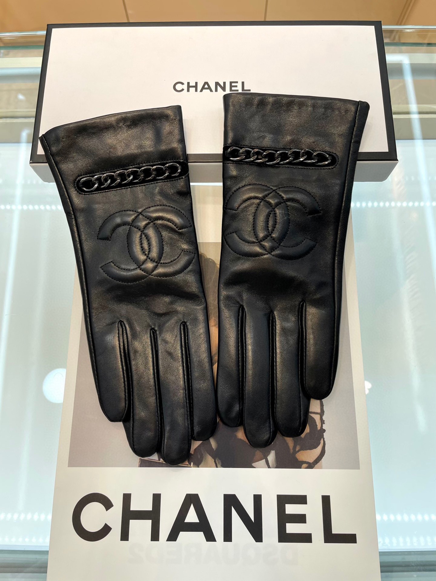 NO:554751,Chanel's hot style arrives [top original order] The official website synchronizes the new high-end sheepskin gloves for women, which are 100% made of imported lambskin. Sheep silk lining. The leather is bright and full, soft and delicate. The feel is first-class. Look for the imported sheepskin with a unique feel. Original hardware. Top-notch workmanship. No detail is spared. Genuine version. Purchasing level. Counter one to one. Comes with packaging box. Size M L gloves, gloves, chanel, sheepskin, gloves.19860909Chanel爆款到【顶级原单】官网同步女士新款高档羊皮手套百分百选用进口小羊皮 内里羊丝里 皮质光泽鲜亮饱满 柔软细腻 手感一流认准进口羊皮特有手感原版五金 顶级做工任何细节都不放过正品开版 代购级别 专柜一比一 配包装盒 码数M L手套,手套,chanel,sheepskin,gloves,accessory