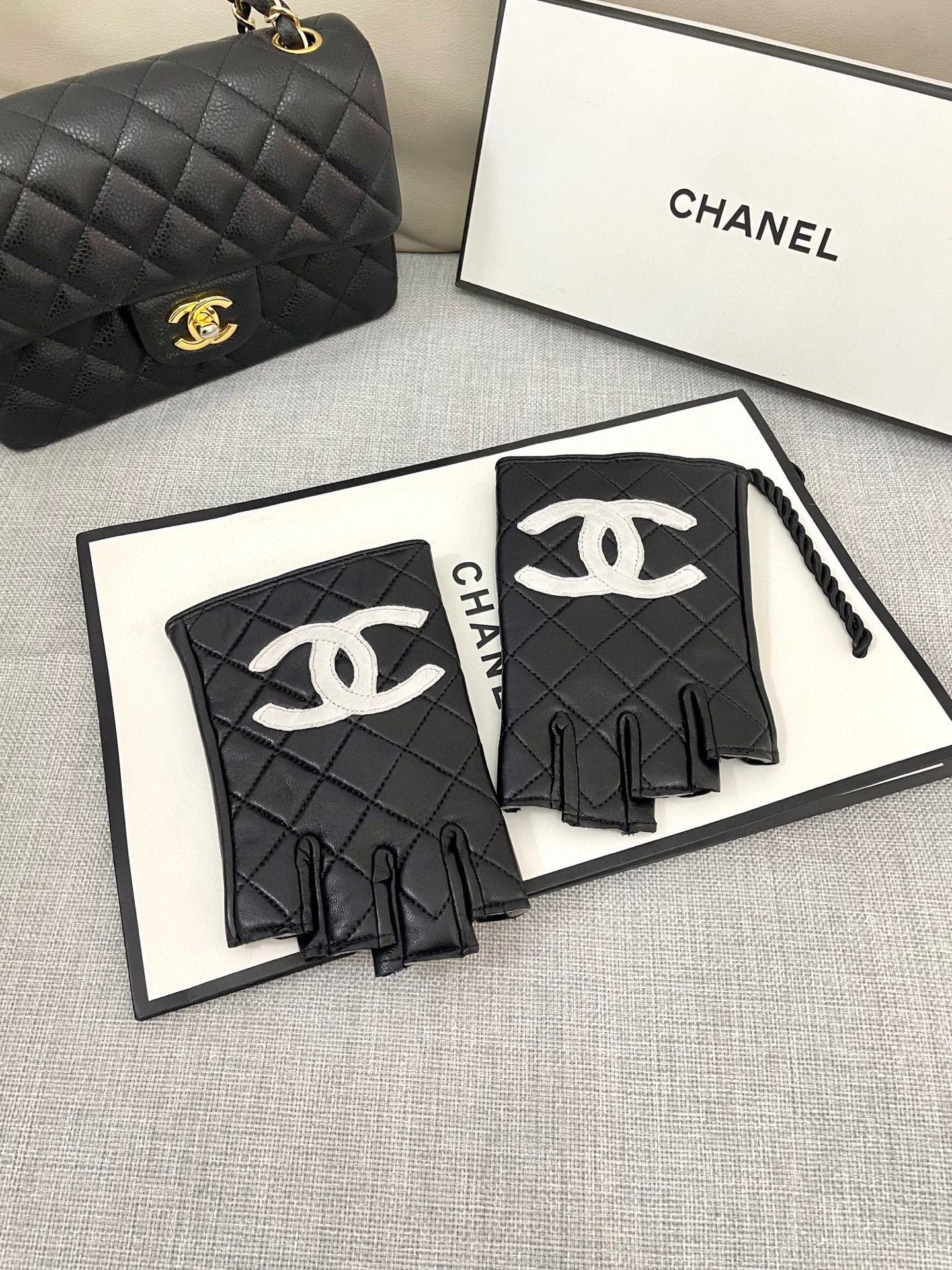 NO:554757,95 Chanel European new model [top original order] women's high-end half-finger gloves. 100% imported sheepskin. The leather is smooth, delicate and soft. The feel is first-class. Look for the imported sheepskin. The unique feel. Original golden camellia flowers. Top-notch workmanship. No detail is spared. Authentic version. Size L gloves, gloves, chanel, sheepskin, gloves.1986090995 Chanel欧洲新款【顶级原单】女士高档半指手套 百分百选用进口羊皮 皮质光滑细腻柔软 手感一流认准进口羊皮特有手感原版金色山茶花朵顶级做工任何细节都不放过正品开版 码数L手套,手套,chanel,sheepskin,gloves,accessory