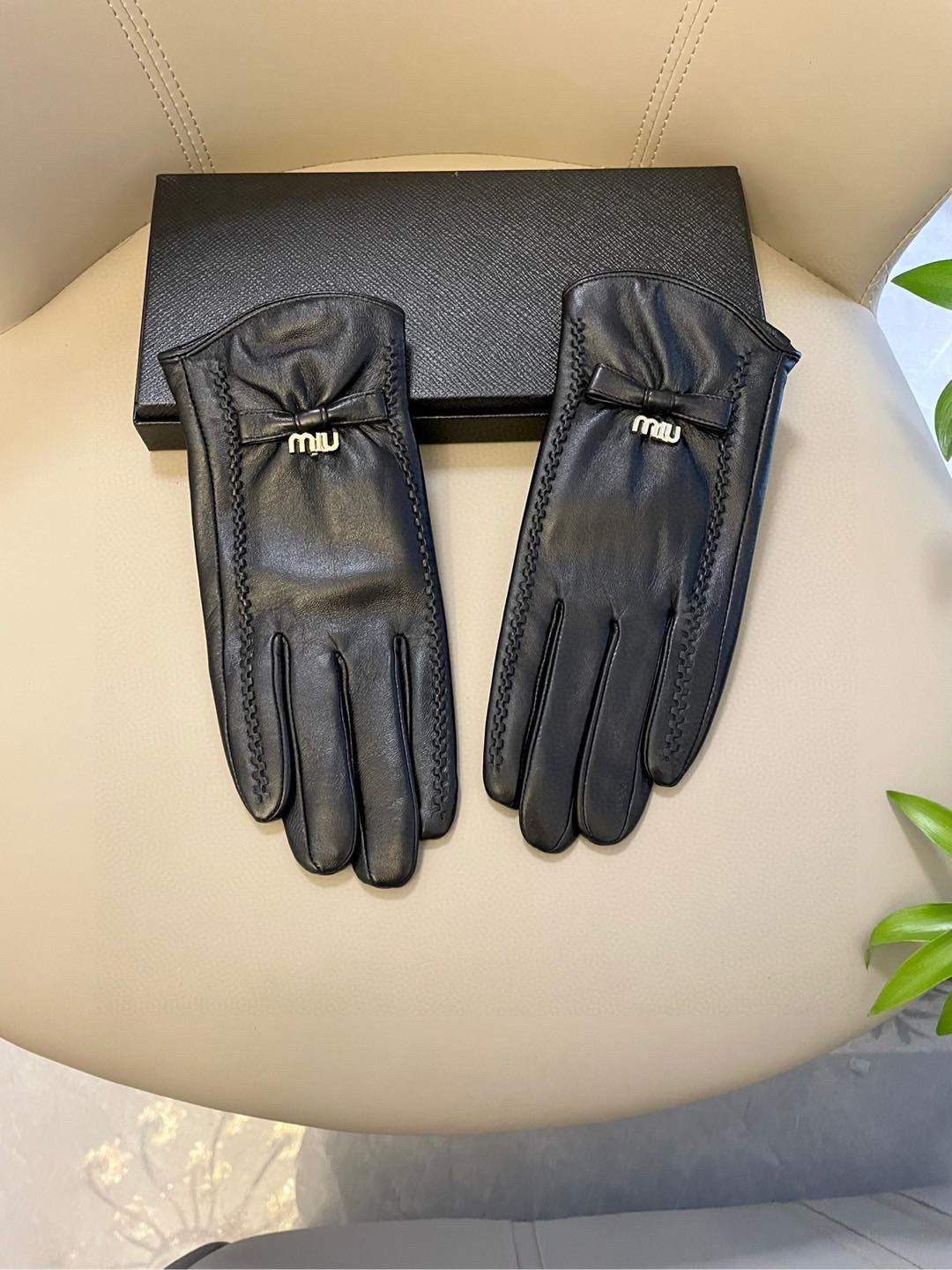 NO:554774,miumiu's popular women's leather gloves, made of touch-screen sheepskin imported from Ethiopia, simple and elegant static style with small LOGO buckle, super soft velvet lining for comfortable wearing gloves, gloves, miumiu, sheepskin, gloves19860909miumiu火爆朋友圈的女式真皮手套,采用埃塞俄比亚进口触屏羊皮,简单大方的静面款式添加小LOGO扣 超柔加绒内里佩戴舒适手套,手套,miumiu,sheepskin,gloves,accessory