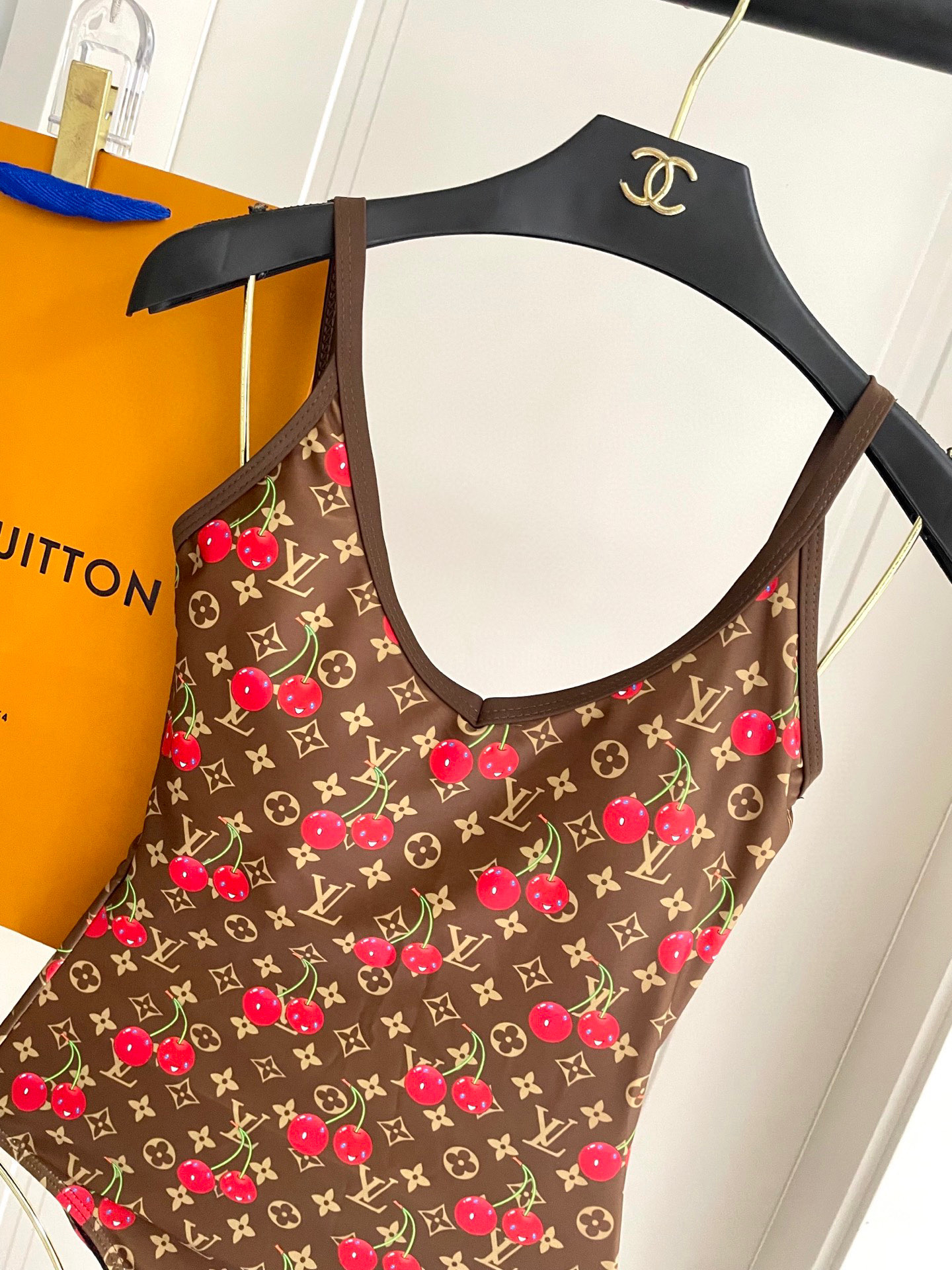 P110 Lv新款连体😍🥰适合多种场景的游泳衣🏊&zwj;♀️海边 游泳池 温泉 水上乐园 漂流都可以😌内搭也完全可以 连体设计遮肉显高挑 腹部有点肉肉也不影响咱美美的 背面设计大露美背 
面料：透气舒适。速干弹性的游泳衣更加帖肤易清洗
码数：S M L Xl 