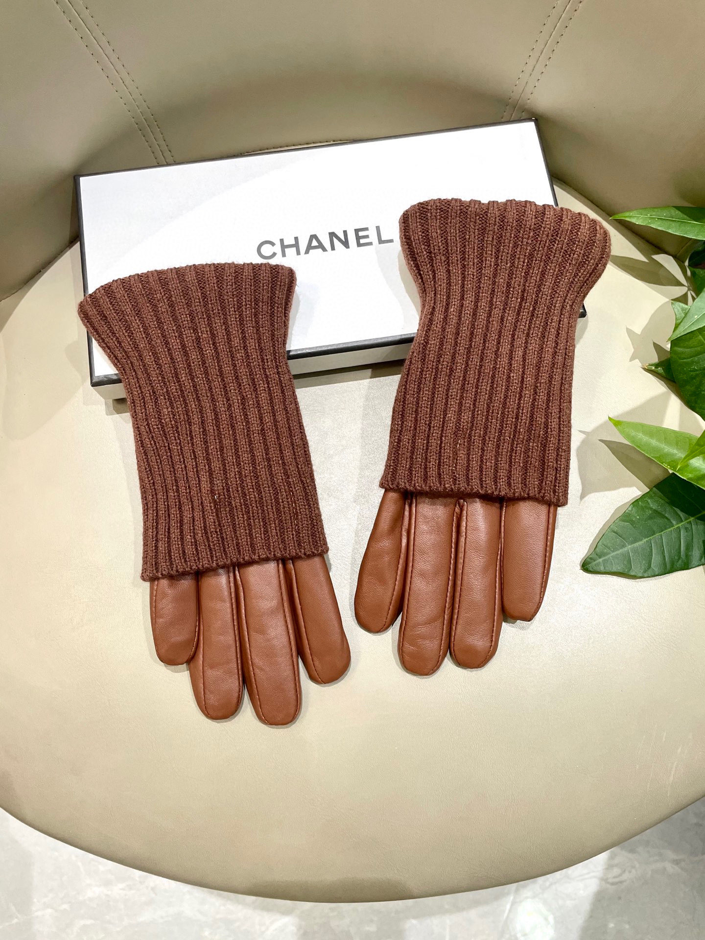 NO:584147,A pair of gloves with two ways to wear. New exclusive launch. Chanel Chanel Women's new high-end knitted sheepskin gloves. Goddess' first choice. Don't miss it. Super comfortable to wear. First-grade sheepskin. Hot model. L color. Black gloves, gloves, chanel, chanel, sheepskin, gloves.19860909一副手套两种戴法新款独家首发 Chanel香奈儿 女士新款高档针织羊皮手套 女神首选 不可错过 戴上超级舒服 一级绵羊皮 爆款 L 颜色 黑色手套,手套,chanel,chanel,sheepskin,gloves,accessory