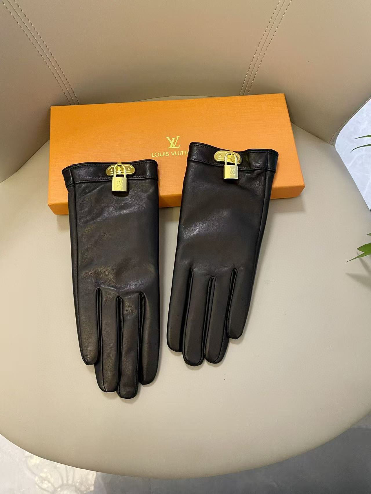NO:584206,LV European new style [top original order] women's high-end gloves, 100% made of imported sheepskin, the leather is smooth, delicate and soft, the feel is first-class, look for the imported sheepskin, unique feel, top-notch workmanship, no details are spared, genuine open version, gloves, gloves, louis vuitton, sheepskin, gloves19860909Lv欧洲新款【顶级原单】女士高档手套 百分百选用进口羊皮 皮质光滑细腻柔软 手感一流认准进口羊皮特有手感顶级做工任何细节都不放过正品开版 手套,手套,louis vuitton,sheepskin,gloves,accessory