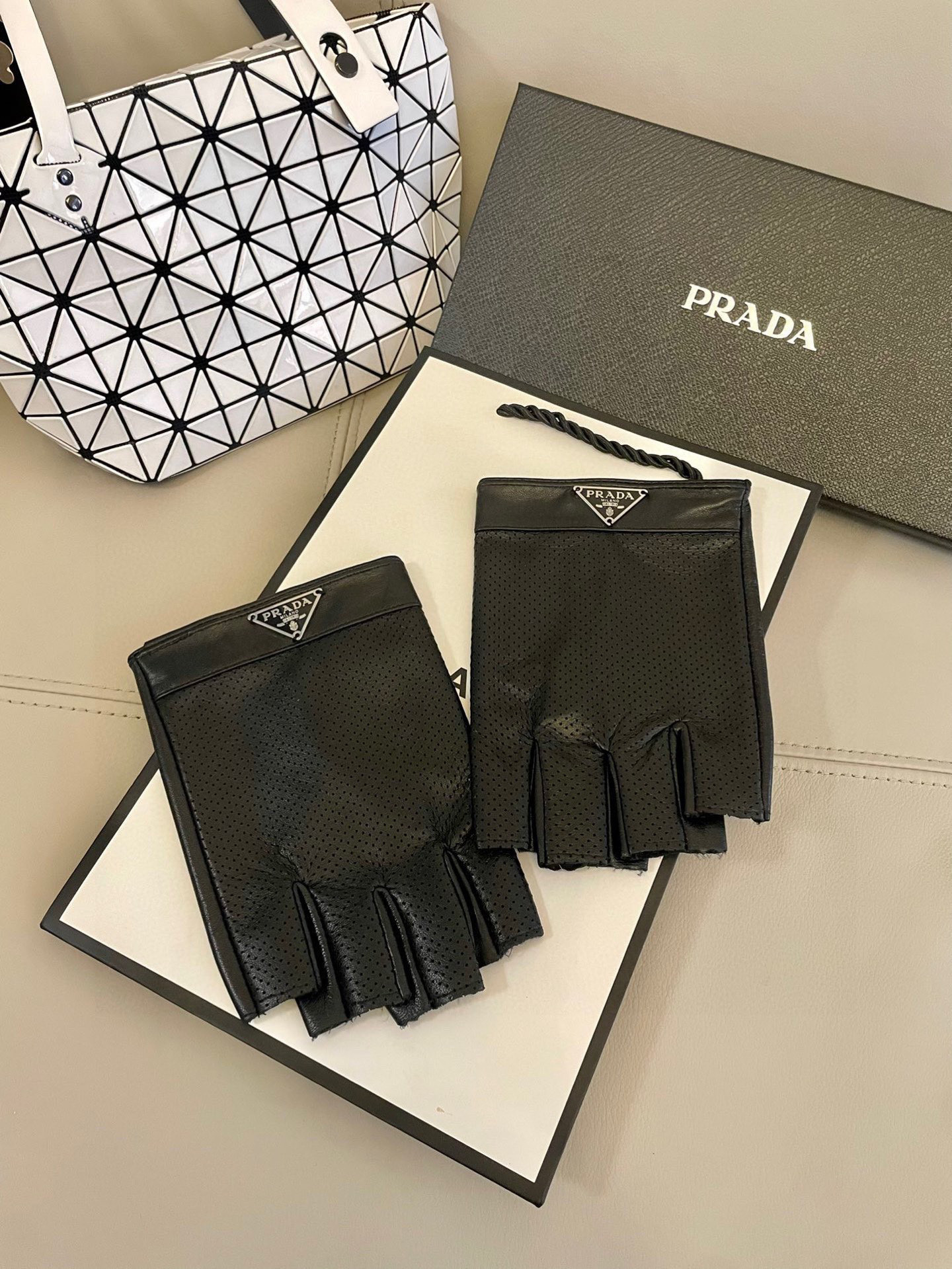 NO:584217,Prada's new fingerless gloves, men's gloves, high-end sheepskin gloves, the first choice for stylish men when driving. Don't miss out on 100% imported sheepskin. The leather is fine and soft. Look for the imported sheepskin's unique feel and cashmere lining to keep warm. Top-notch workmanship. No detail is spared. Authentic open version. One-to-one size at the counter. One-size-fits-all gloves, gloves, prada, sheepskin, gloves.19860909普拉达新款漏指手套 男士手套 高档羊皮手套 型男开车首选 不可错过百分百选用进口羊皮 皮质细腻柔软 认准进口羊皮特有手感羊绒内里保暖更佳 顶级做工任何细节都不放过正品开版 专柜一比一 码数均码手套,手套,prada,sheepskin,gloves,accessory
