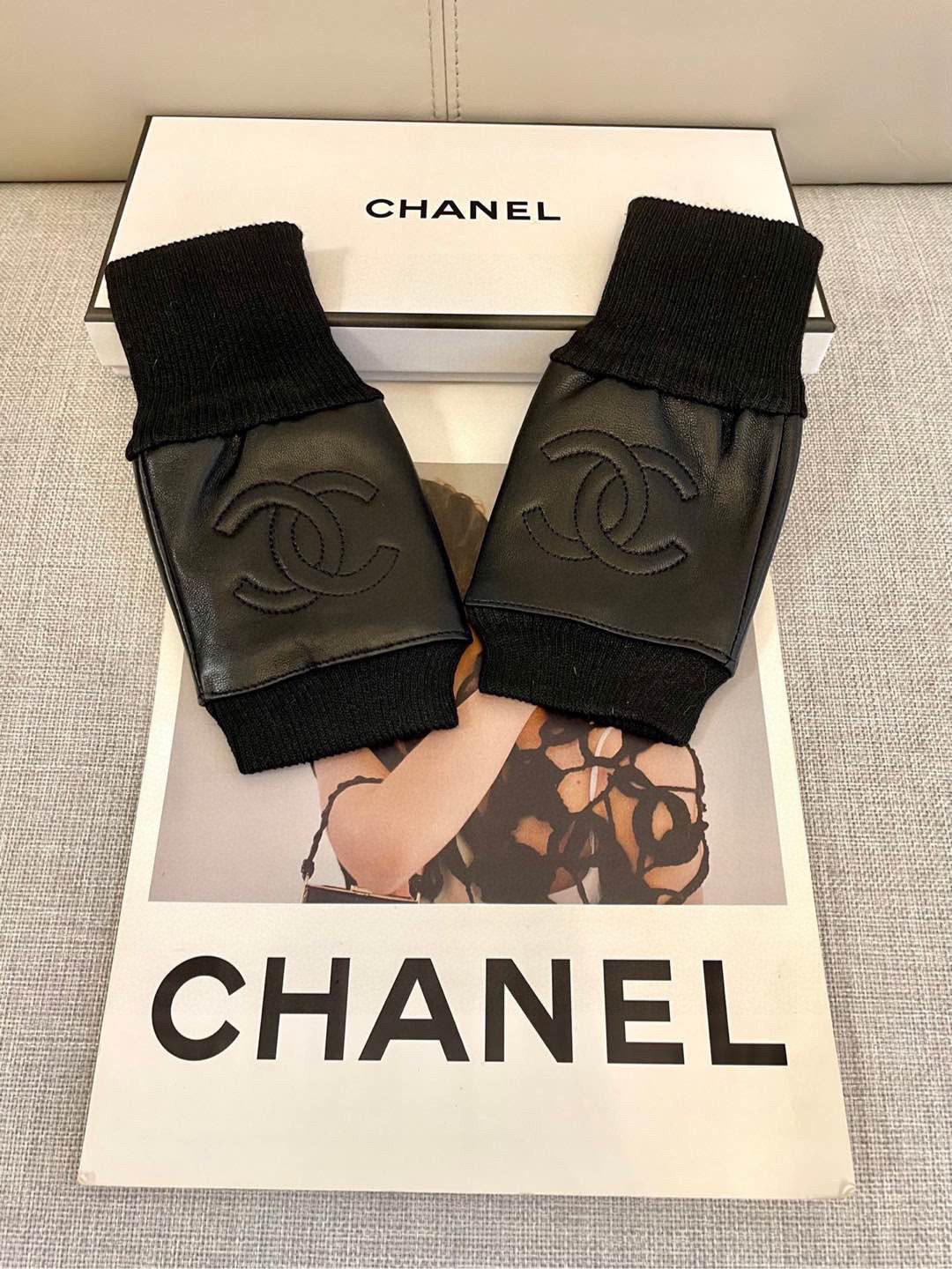 NO:584199,Chanel Chanel European new model [top original order] women's high-end half-finger gloves. 100% imported sheepskin. Chanel royal sheepskin. The leather is smooth, delicate and soft. The feel is first-class. Look for the imported sheepskin with unique feel. Top-notch workmanship. No details are spared. Authentic version. Purchasing level code. L gloves, gloves, chanel, chanel, sheepskin, gloves.19860909香奈儿Chanel欧洲新款【顶级原单】女士高档半指手套 百分百选用进口羊皮 香奈儿御用羊皮 皮质光滑细腻柔软 手感一流认准进口羊皮特有手感顶级做工任何细节都不放过正品开版 代购级别码数 L手套,手套,chanel,chanel,sheepskin,gloves,accessory