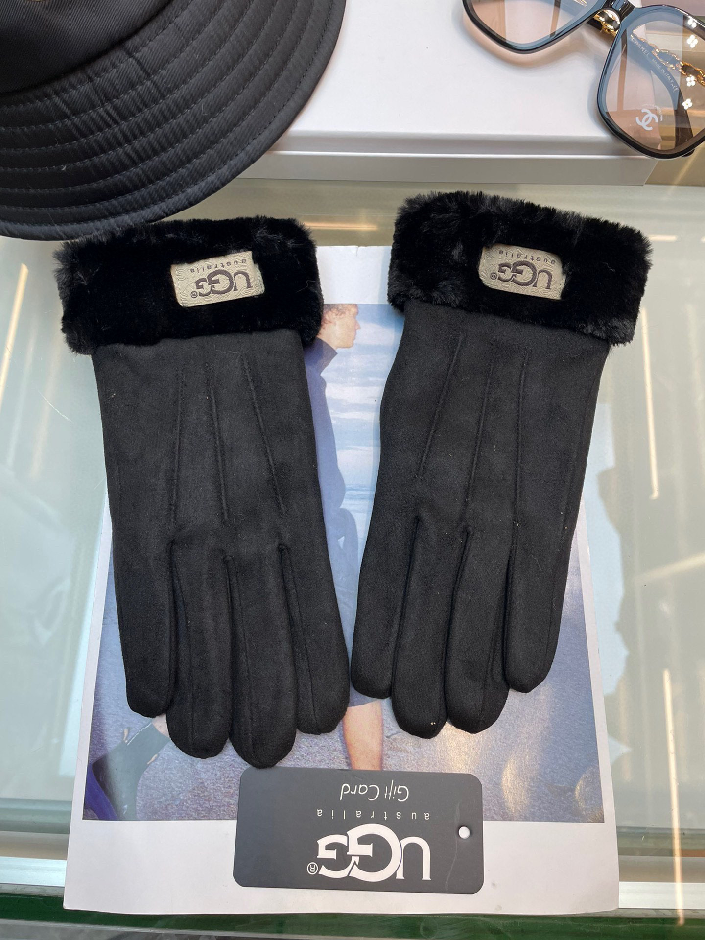 NO:584235,UGG women's gloves are warm in winter with faux deerskin velvet and can be warmed in just one second. A must-have for gift giving~~~~~The hands-on pictures are stunning. Must-have gloves, gloves, and gloves for little fairies.19860909UGG女士手套冬季保暖仿鹿皮绒 一秒即暖 送礼必备~~~~~上手图美极啦 小仙女必备手套,手套,gloves,accessory