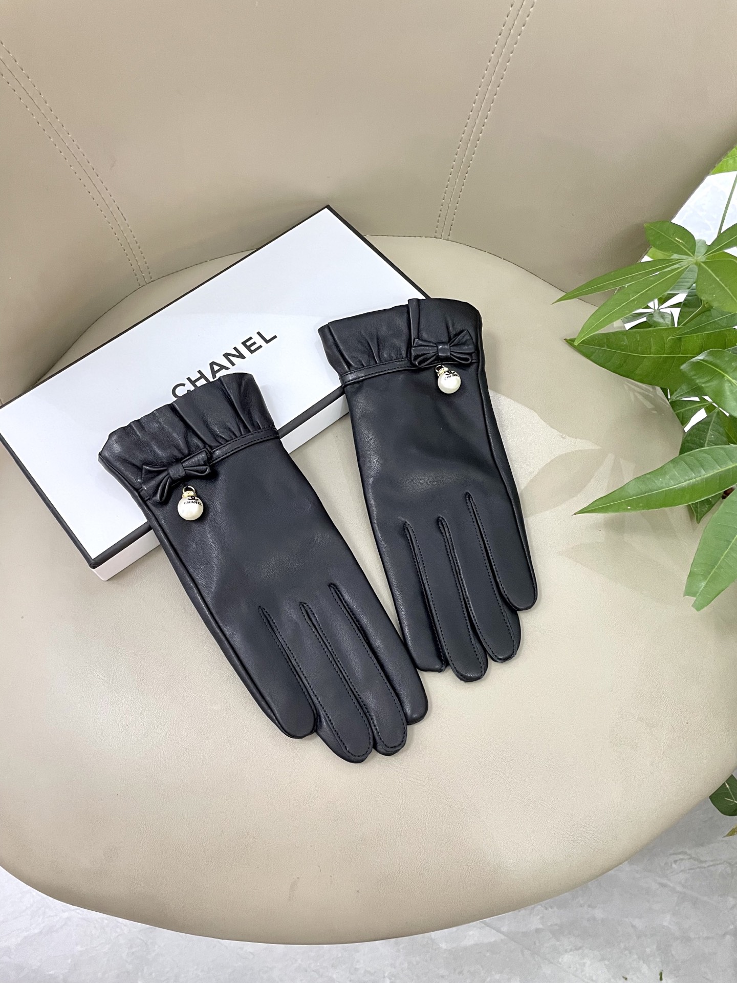 NO:584239,New exclusive first release Chanel Chanel Women's new high-end sheepskin gloves are the first choice for goddesses. Don't miss it. First-class sheepskin. The leather is fine and soft. The cashmere lining is more warm. It is a must-have for goddess Jimei. No detail is spared. L gloves, gloves, chanel, chanel, sheepskin, gloves.19860909新款独家首发 Chanel香奈儿 女士新款高档羊皮手套女神首选 不可错过 一级绵羊皮 皮质细腻柔软 羊绒内里保暖更佳 女神集美们们必备顶级做任何细节都不放过码数L手套,手套,chanel,chanel,sheepskin,gloves,accessory