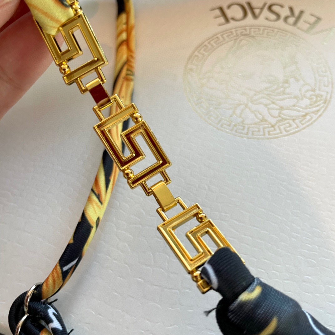 P115 范思哲 印花专柜新款（带胸垫）😍🥰适合多种场景的游泳衣🏊&zwj;♀️海边 游泳池 温泉 水上乐园 漂流都可以😌内搭也完全可以 连体设计遮肉显高挑 腹部有点肉肉也不影响咱美美的 背面设计大露美背 
面料：透气舒适。速干弹性的游泳衣更加帖肤易清洗
码数：S M L Xl