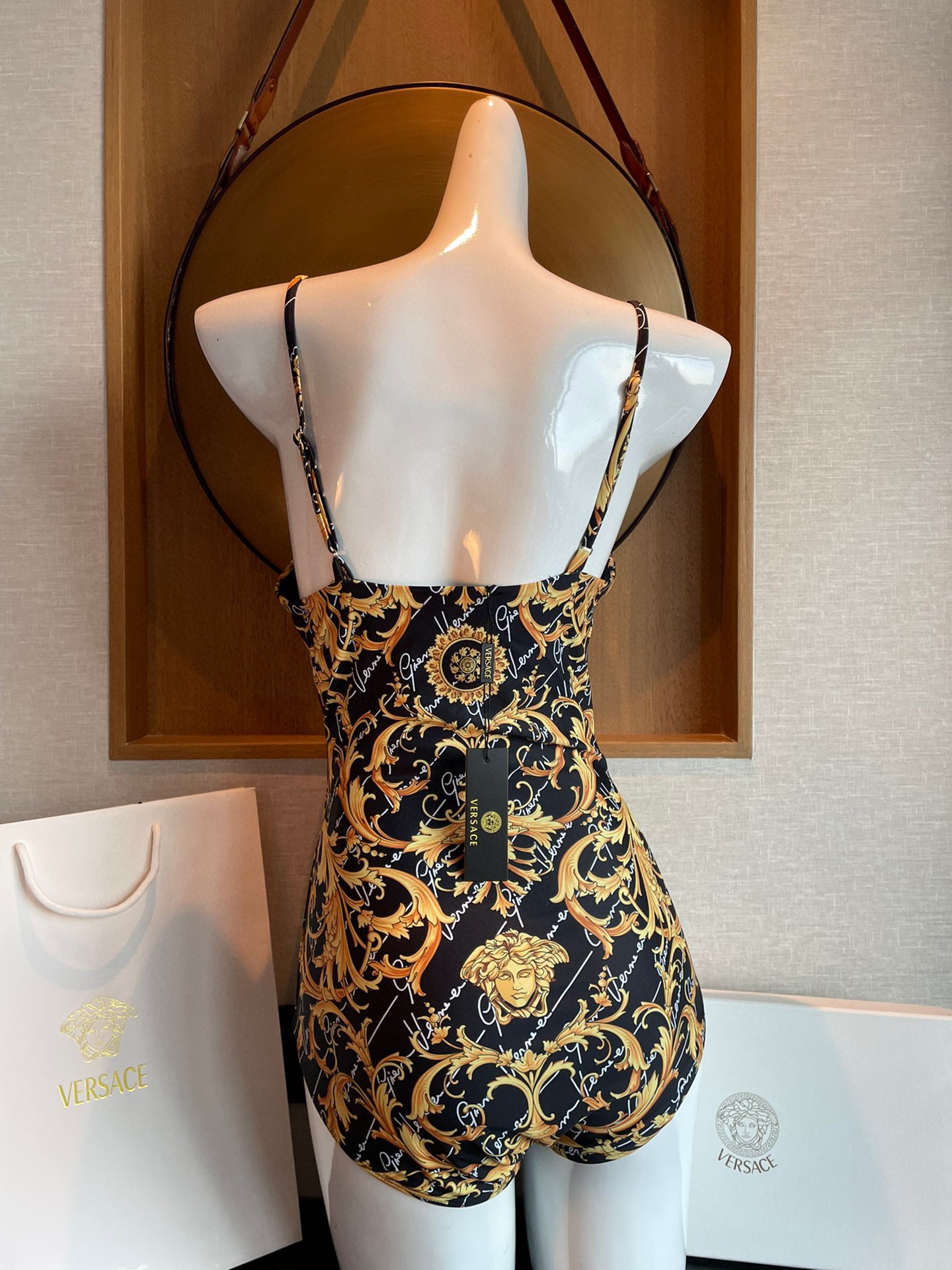 P115 范思哲 印花专柜新款（带胸垫）😍🥰适合多种场景的游泳衣🏊&zwj;♀️海边 游泳池 温泉 水上乐园 漂流都可以😌内搭也完全可以 连体设计遮肉显高挑 腹部有点肉肉也不影响咱美美的 背面设计大露美背 
面料：透气舒适。速干弹性的游泳衣更加帖肤易清洗
码数：S M L Xl