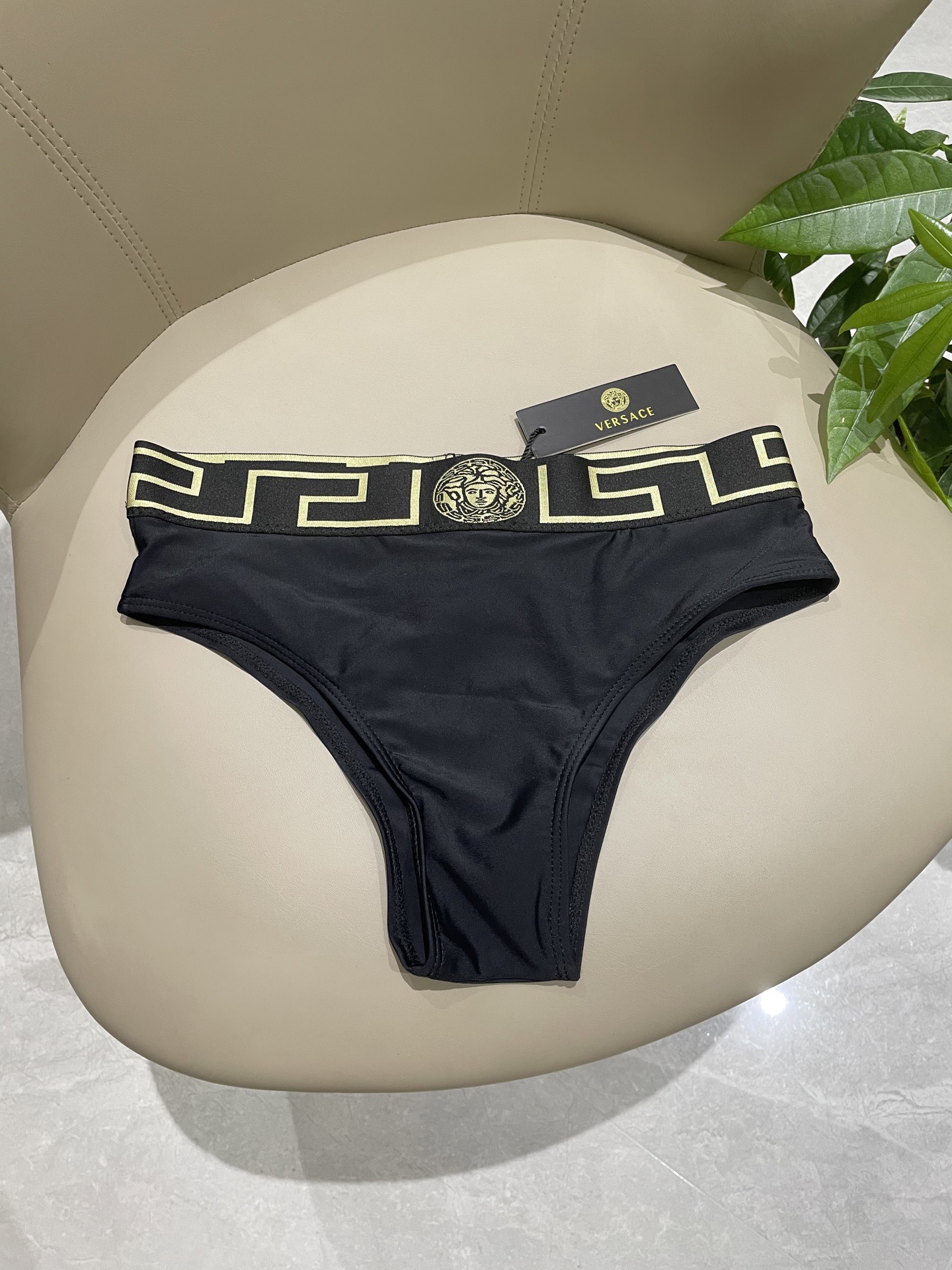 P105 范思哲😍🥰适合多种场景的游泳衣🏊&zwj;♀️海边 游泳池 温泉 水上乐园 漂流都可以😌内搭也完全可以 连体设计遮肉显高挑 腹部有点肉肉也不影响咱美美的 背面设计大露美背 
面料：透气舒适。速干弹性的游泳衣更加帖肤易清洗
码数：S M L Xl 