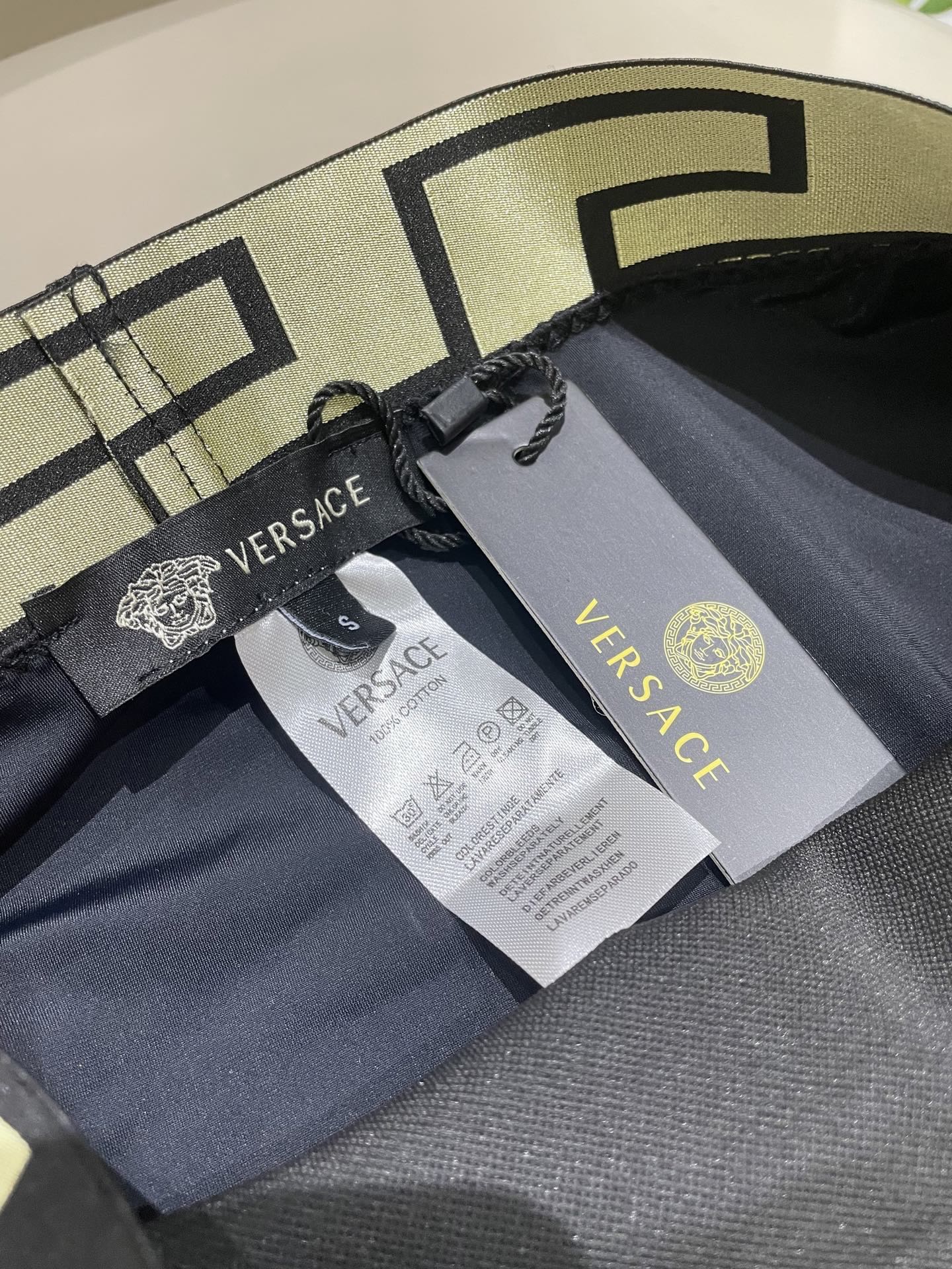 P105 范思哲😍🥰适合多种场景的游泳衣🏊&zwj;♀️海边 游泳池 温泉 水上乐园 漂流都可以😌内搭也完全可以 连体设计遮肉显高挑 腹部有点肉肉也不影响咱美美的 背面设计大露美背 
面料：透气舒适。速干弹性的游泳衣更加帖肤易清洗
码数：S M L Xl 