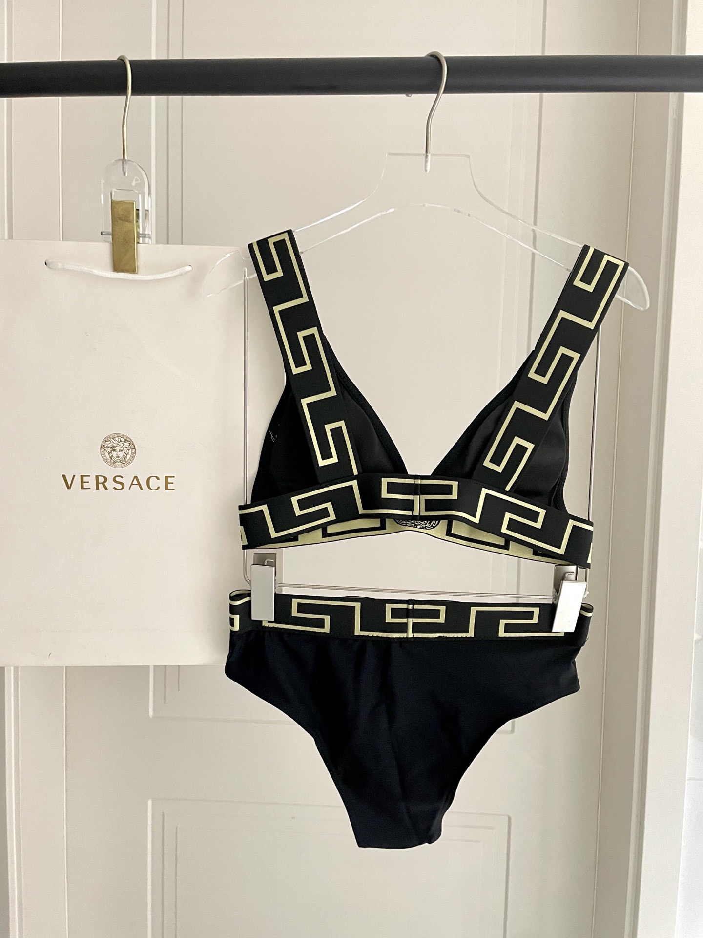 P105 范思哲😍🥰适合多种场景的游泳衣🏊&zwj;♀️海边 游泳池 温泉 水上乐园 漂流都可以😌内搭也完全可以 连体设计遮肉显高挑 腹部有点肉肉也不影响咱美美的 背面设计大露美背 
面料：透气舒适。速干弹性的游泳衣更加帖肤易清洗
码数：S M L Xl 