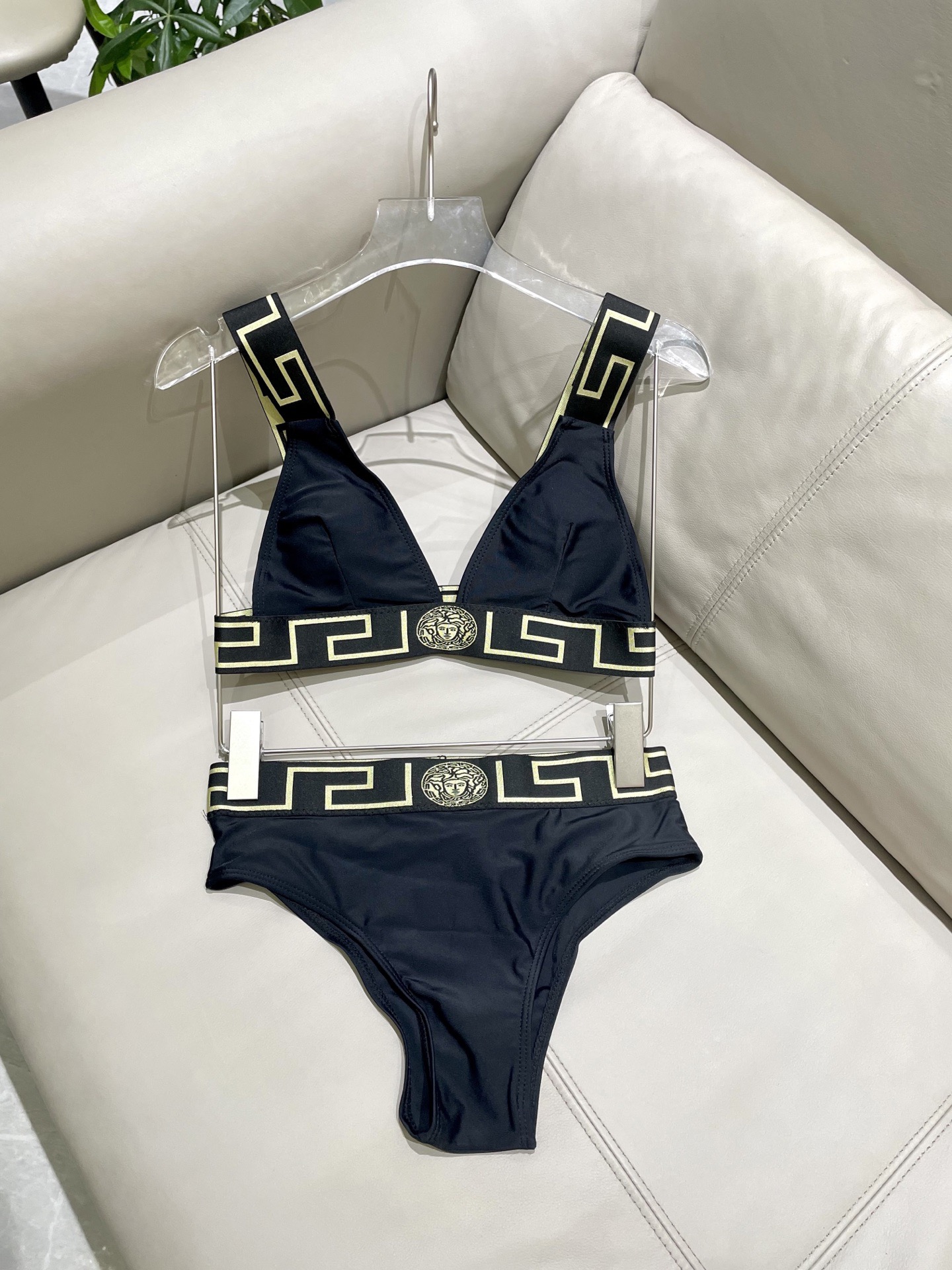 P105 范思哲😍🥰适合多种场景的游泳衣🏊&zwj;♀️海边 游泳池 温泉 水上乐园 漂流都可以😌内搭也完全可以 连体设计遮肉显高挑 腹部有点肉肉也不影响咱美美的 背面设计大露美背 
面料：透气舒适。速干弹性的游泳衣更加帖肤易清洗
码数：S M L Xl 