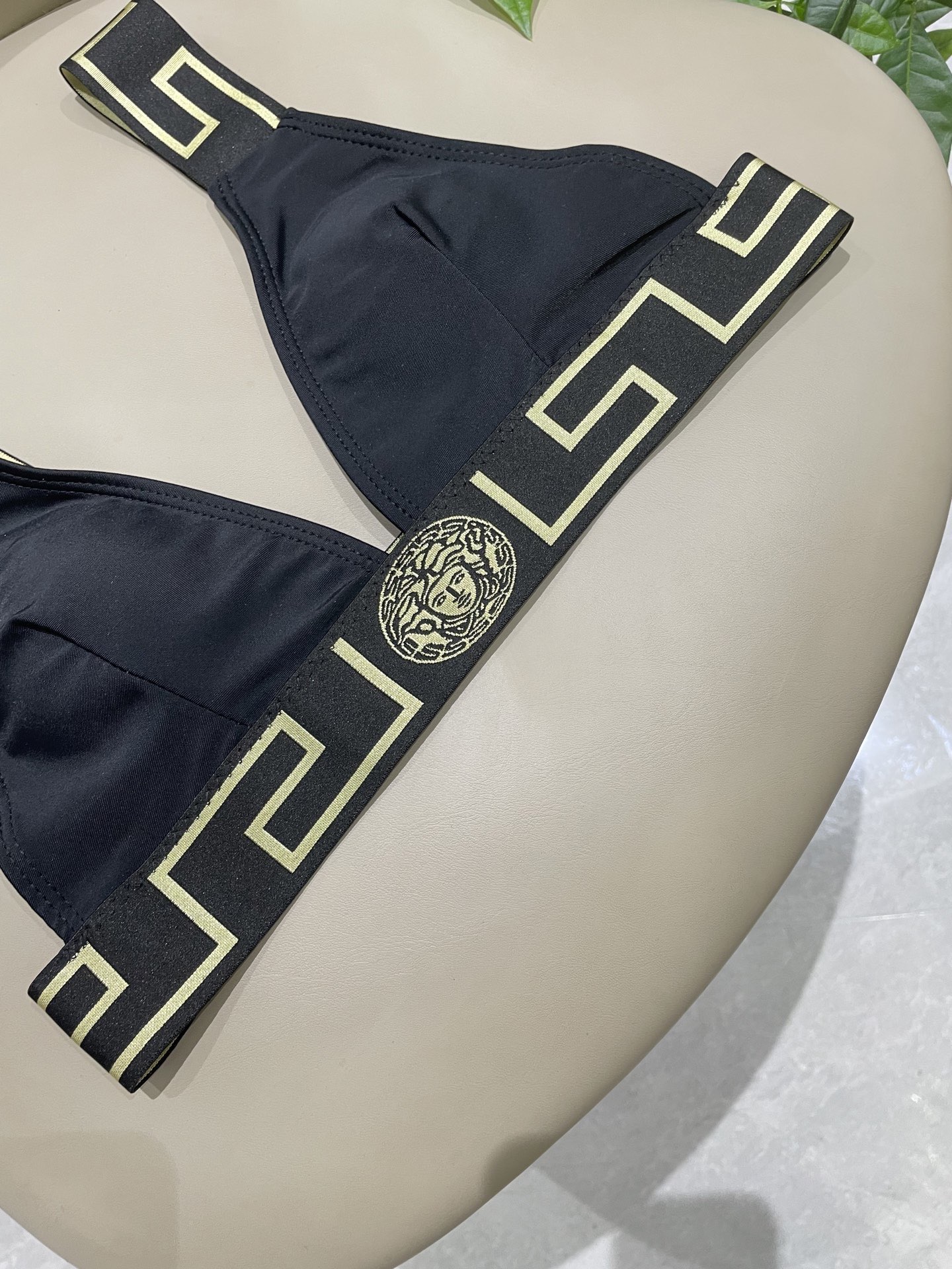 P105 范思哲😍🥰适合多种场景的游泳衣🏊&zwj;♀️海边 游泳池 温泉 水上乐园 漂流都可以😌内搭也完全可以 连体设计遮肉显高挑 腹部有点肉肉也不影响咱美美的 背面设计大露美背 
面料：透气舒适。速干弹性的游泳衣更加帖肤易清洗
码数：S M L Xl 