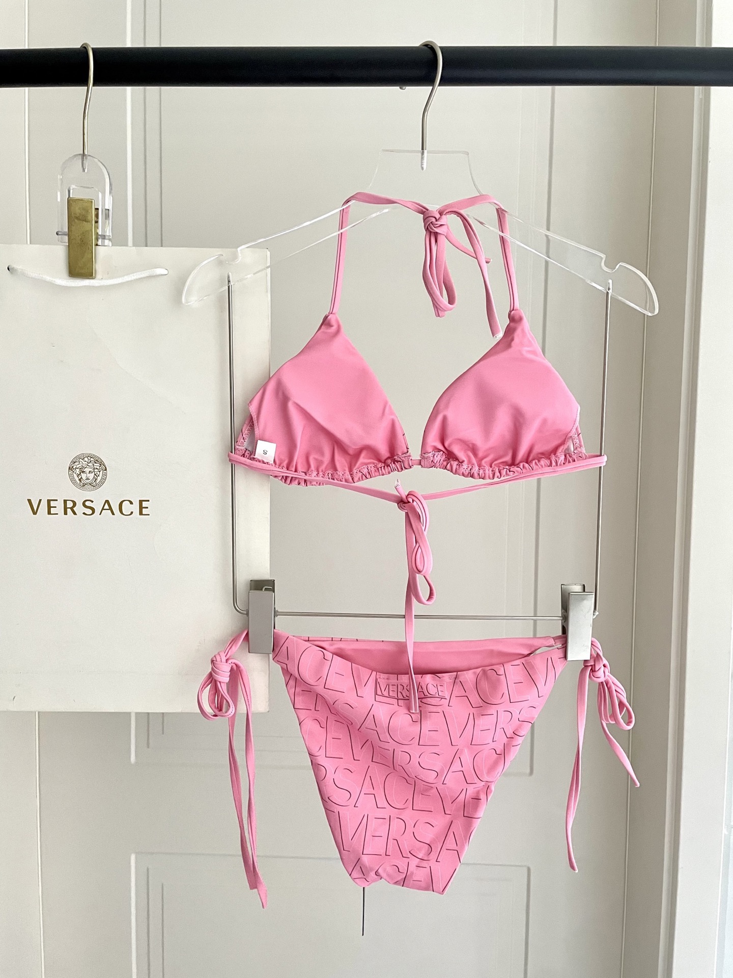 P105 范思哲新款印花字母比基尼 推荐款👍👙❤️😍🥰适合多种场景的游泳衣🏊&zwj;♀️海边 游泳池 温泉 水上乐园 漂流都可以😌内搭外穿也完全可以 
面料：透气舒适。速干弹性的游泳衣更加帖肤易清洗
码数：S M L Xl