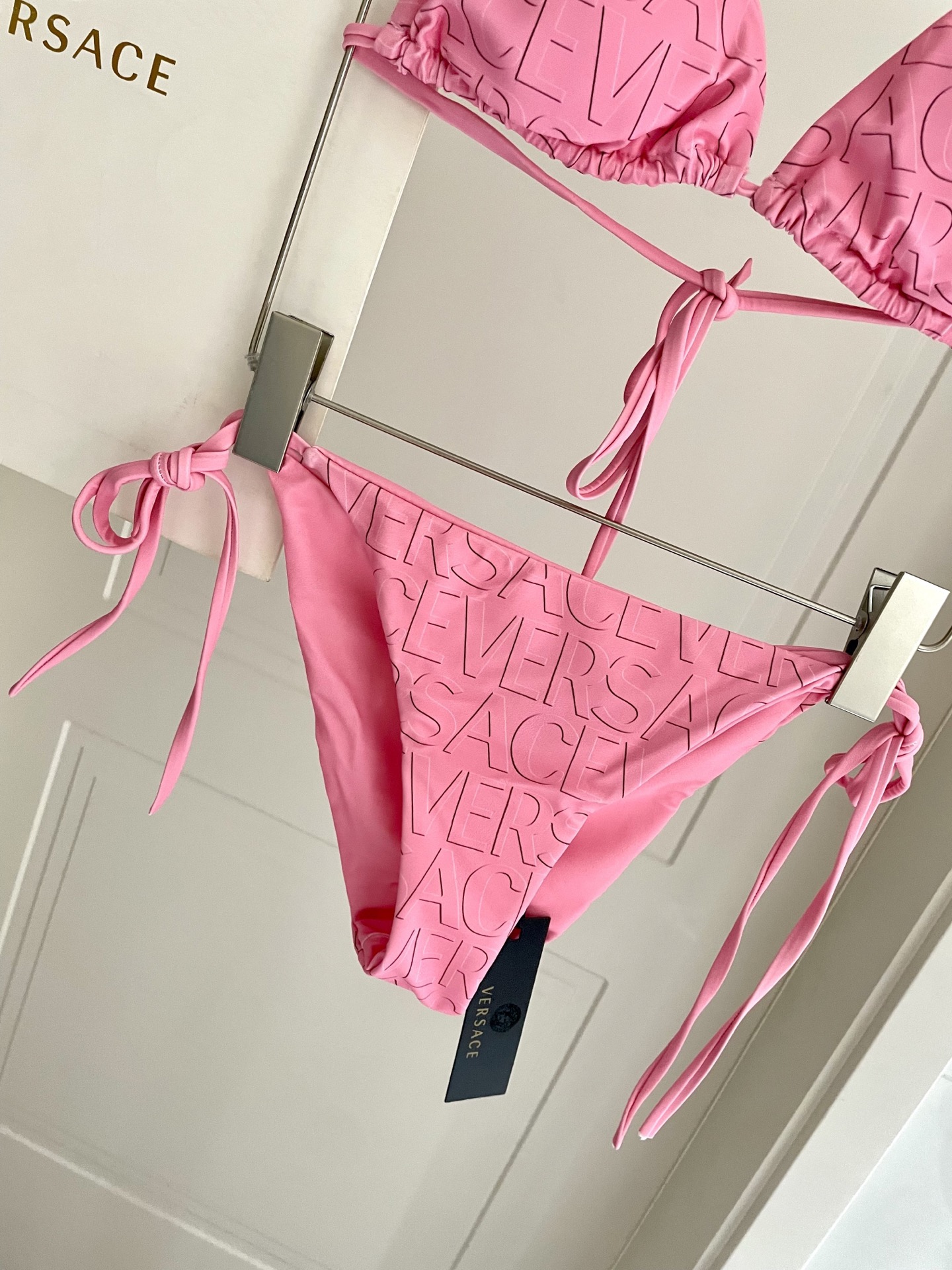 P105 范思哲新款印花字母比基尼 推荐款👍👙❤️😍🥰适合多种场景的游泳衣🏊&zwj;♀️海边 游泳池 温泉 水上乐园 漂流都可以😌内搭外穿也完全可以 
面料：透气舒适。速干弹性的游泳衣更加帖肤易清洗
码数：S M L Xl