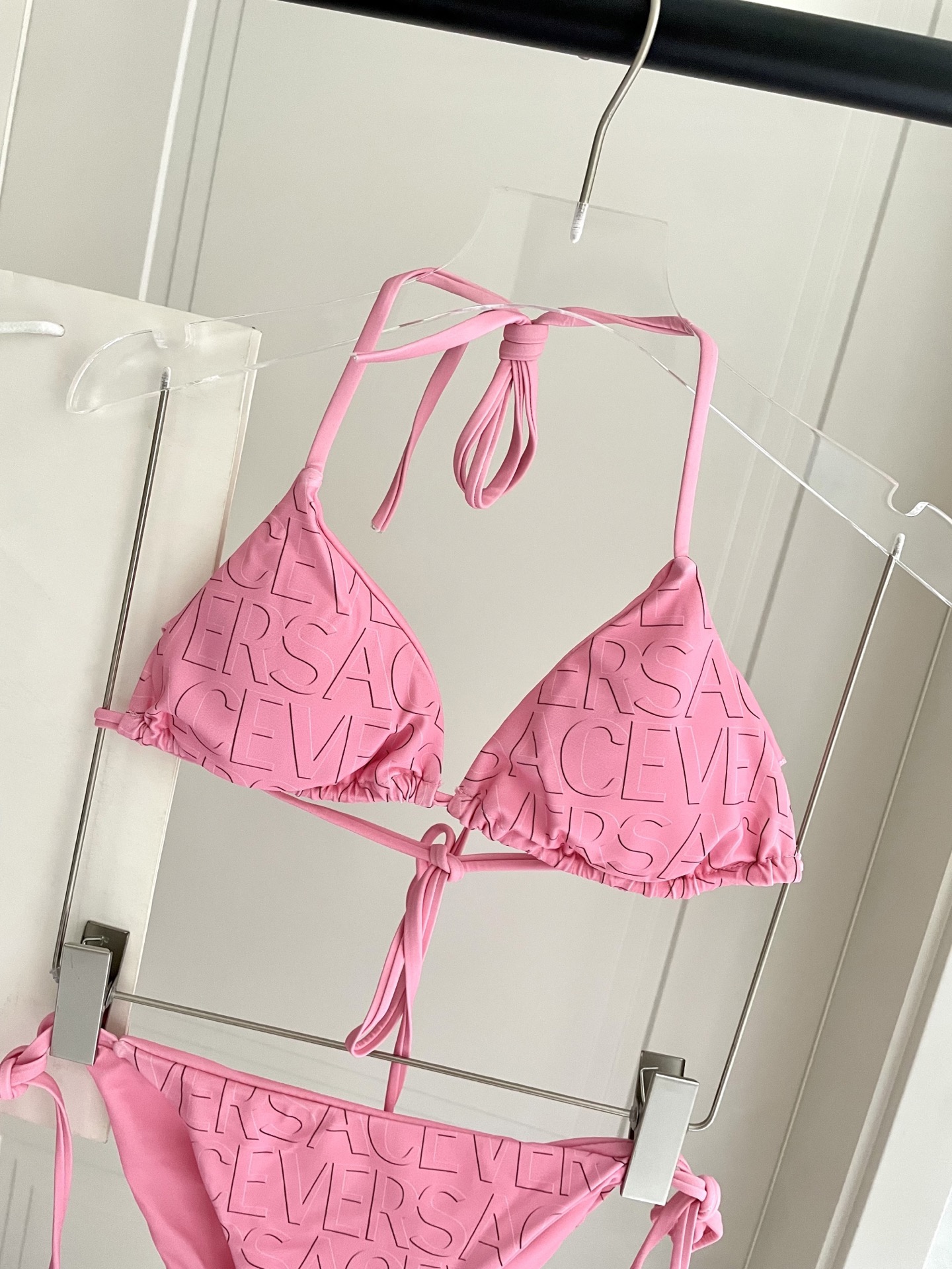 P105 范思哲新款印花字母比基尼 推荐款👍👙❤️😍🥰适合多种场景的游泳衣🏊&zwj;♀️海边 游泳池 温泉 水上乐园 漂流都可以😌内搭外穿也完全可以 
面料：透气舒适。速干弹性的游泳衣更加帖肤易清洗
码数：S M L Xl