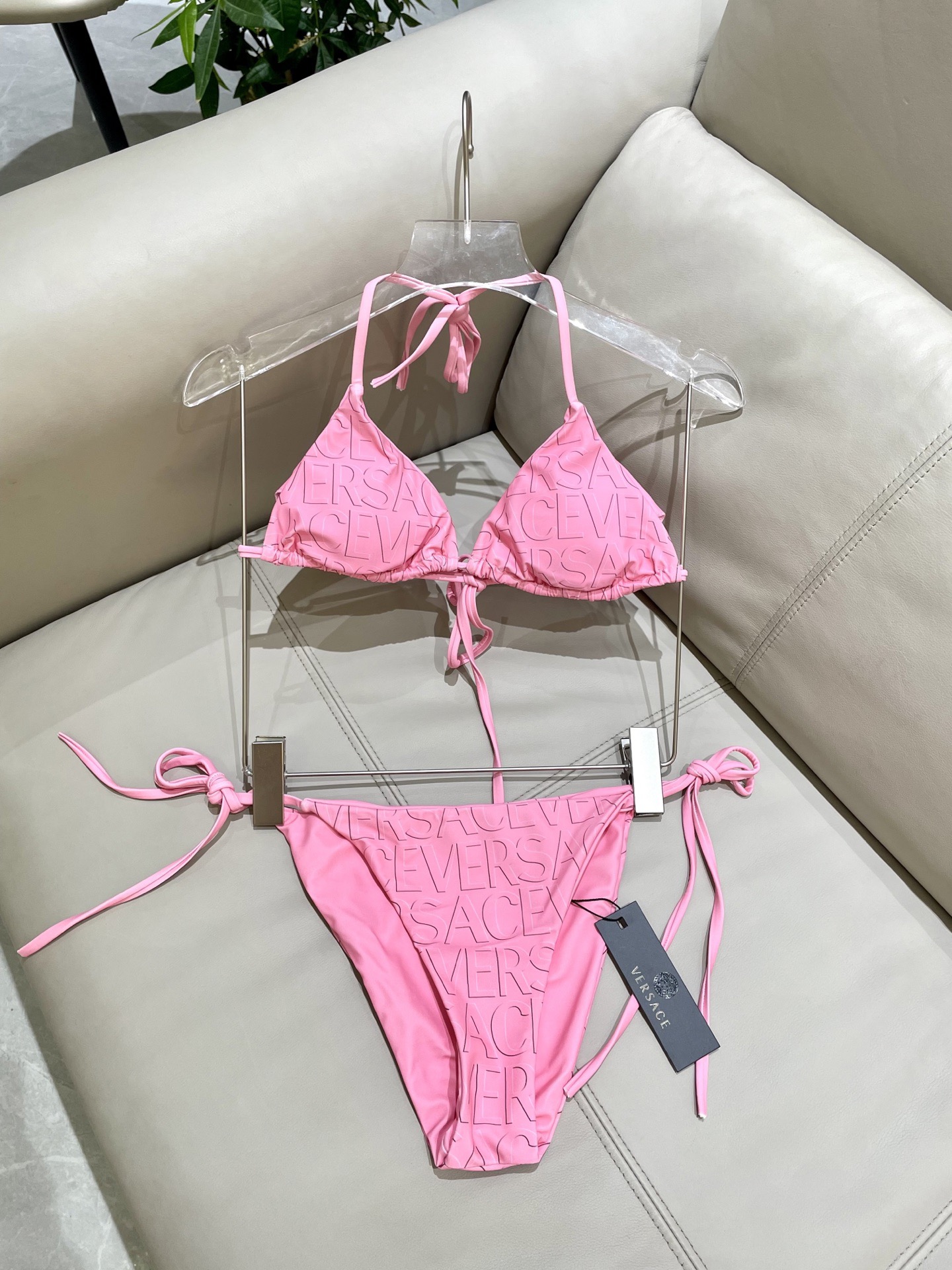 P105 范思哲新款印花字母比基尼 推荐款👍👙❤️😍🥰适合多种场景的游泳衣🏊&zwj;♀️海边 游泳池 温泉 水上乐园 漂流都可以😌内搭外穿也完全可以 
面料：透气舒适。速干弹性的游泳衣更加帖肤易清洗
码数：S M L Xl