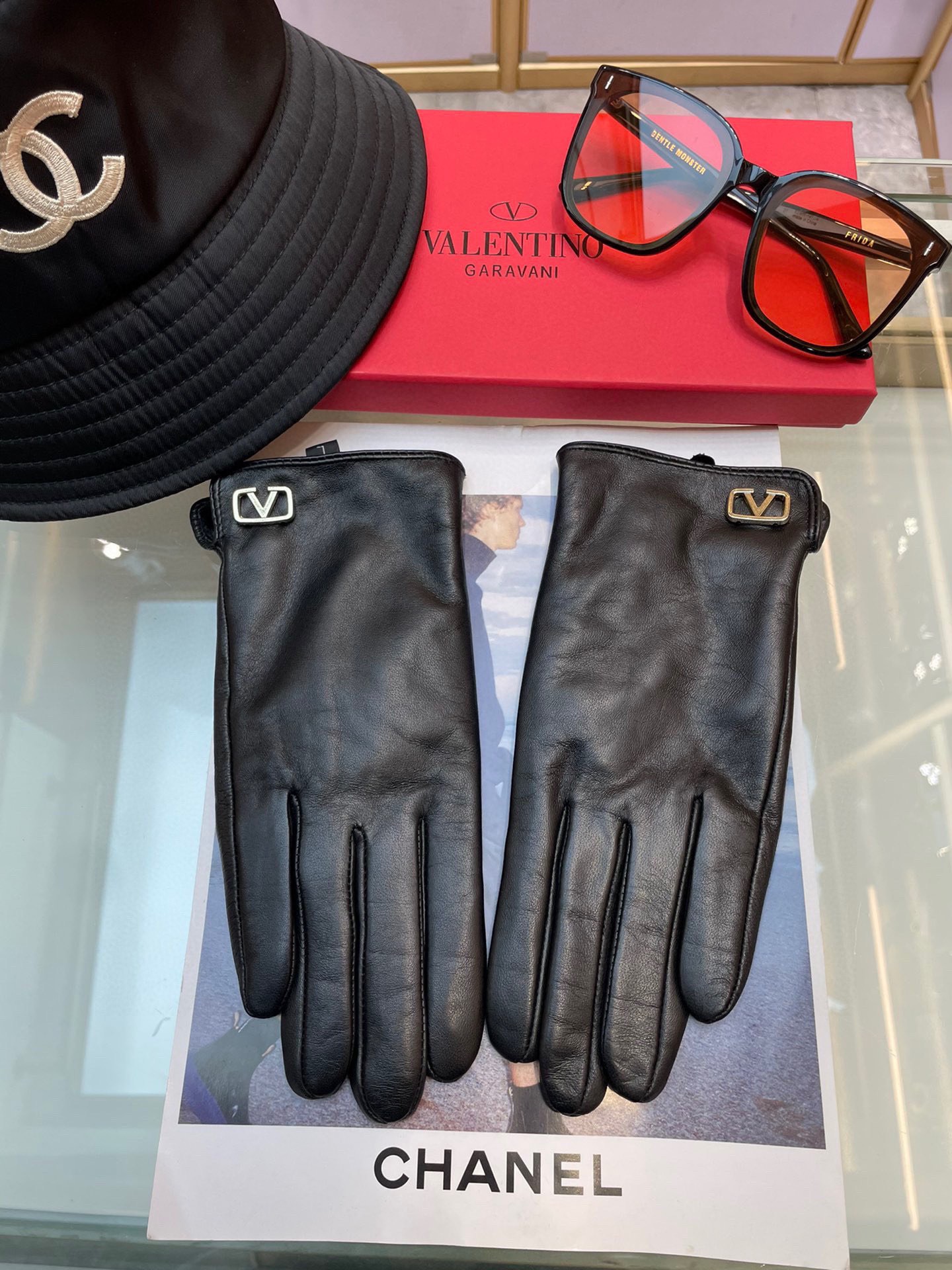 NO:584242,Valentino's new autumn and winter women's gloves are synchronized with the official website. Grade A sheepskin, ultra-thin leather, soft and comfortable, correct fit, velvet lining, gloves, gloves, valentino, sheepskin, gloves19860909华伦天奴秋冬新款女士手套官网同步 A级羊皮 皮质超薄柔软舒适 版型正 内里绒里  手套,手套,valentino,sheepskin,gloves,accessory