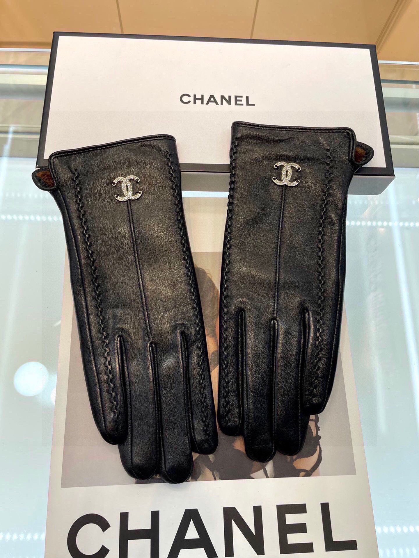 NO:584243,New exclusive first release Chanel Chanel Women's new high-end sheepskin gloves are the first choice for goddesses. Don't miss it. First-class sheepskin. The leather is fine and soft. The cashmere lining is better for warmth. A must-have for goddess Jimei. No detail is spared. M L gloves, gloves, chanel, chanel, sheepskin, gloves.19860909新款独家首发 Chanel香奈儿 女士新款高档羊皮手套女神首选 不可错过 一级绵羊皮 皮质细腻柔软 羊绒内里保暖更佳 女神集美们们必备顶级做任何细节都不放过码数Ｍ L手套,手套,chanel,chanel,sheepskin,gloves,accessory
