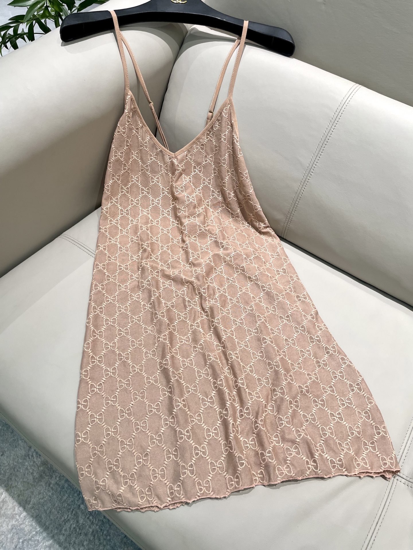 P115 G家性感网纱裙 一身复古的粉色网纱 若隐若现的内衬隐约透出 
看起来非常有质感而且超级性感！
码数SM L Xl 
颜色 粉色