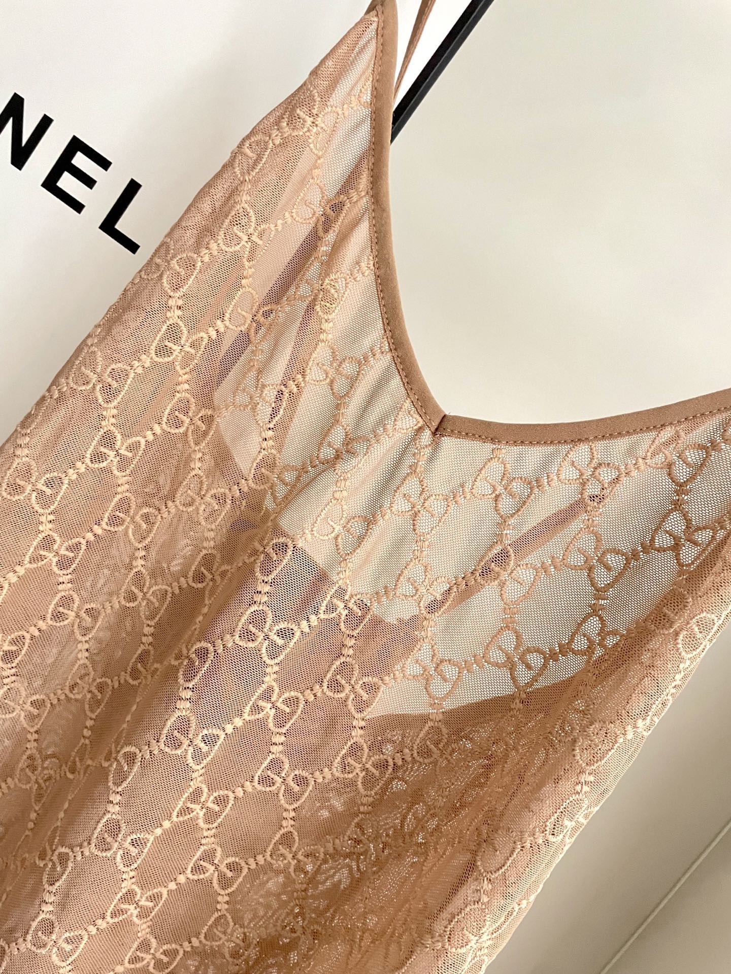 P115 G家性感网纱裙 一身复古的粉色网纱 若隐若现的内衬隐约透出 
看起来非常有质感而且超级性感！
码数SM L Xl 
颜色 粉色