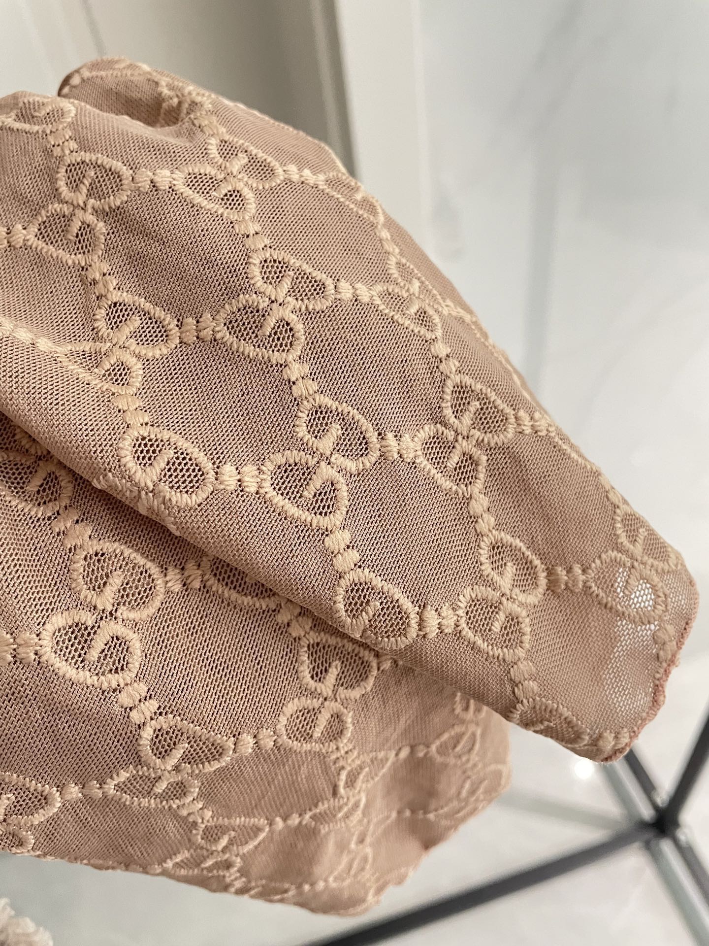 P115 G家性感网纱裙 一身复古的粉色网纱 若隐若现的内衬隐约透出 
看起来非常有质感而且超级性感！
码数SM L Xl 
颜色 粉色