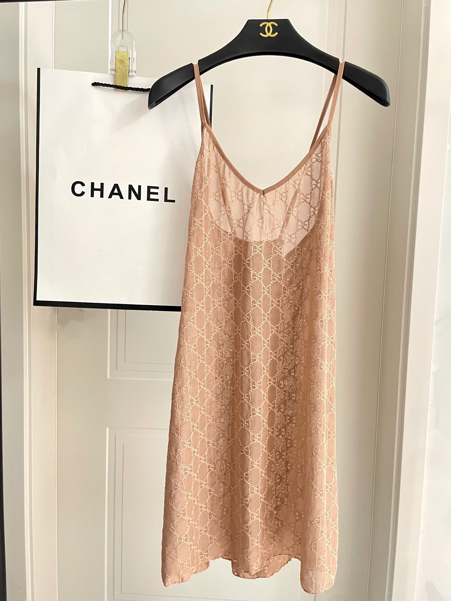 P115 G家性感网纱裙 一身复古的粉色网纱 若隐若现的内衬隐约透出 
看起来非常有质感而且超级性感！
码数SM L Xl 
颜色 粉色