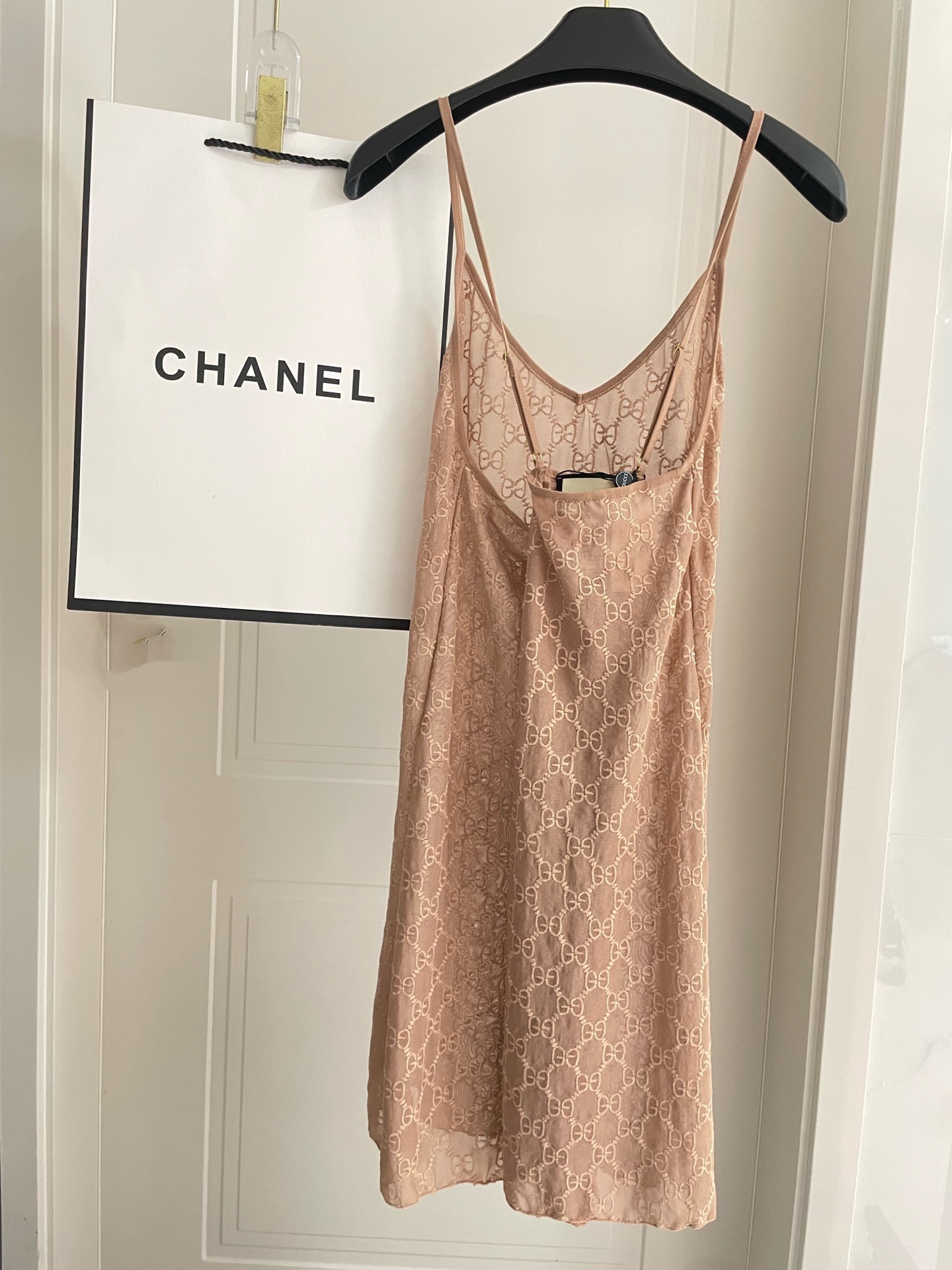 P115 G家性感网纱裙 一身复古的粉色网纱 若隐若现的内衬隐约透出 
看起来非常有质感而且超级性感！
码数SM L Xl 
颜色 粉色