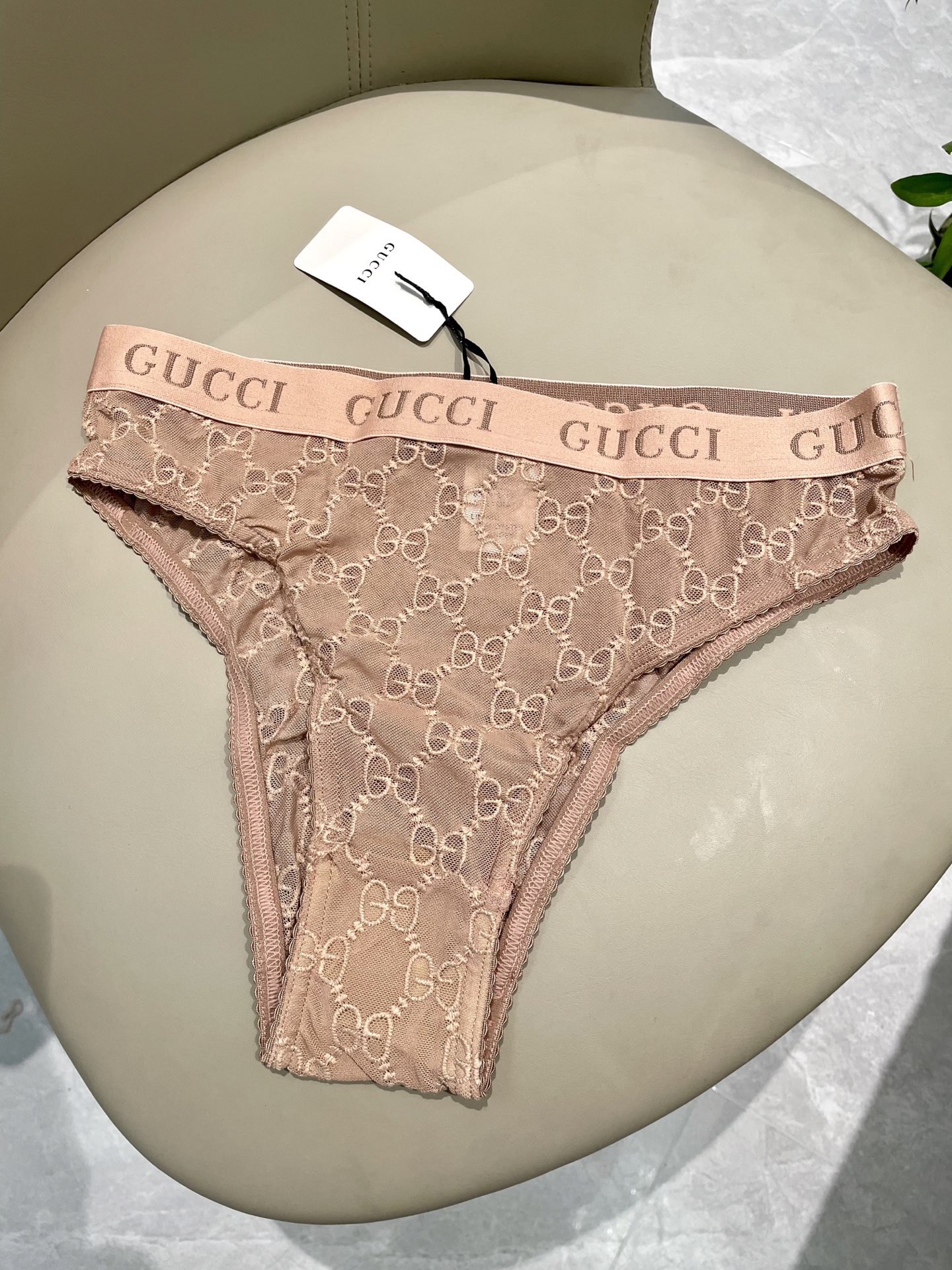 P115 Gucci G家字母刺绣网纱性感连体衣 半透明型  诉说着纯粹的性感 胸前深V➕蕾丝网纱设计 提升了整体泳衣性感指数 更心机的是，😍😍似有似无的诱惑😻让人不由自主心动💗魅力倍增 码数SML Xl
