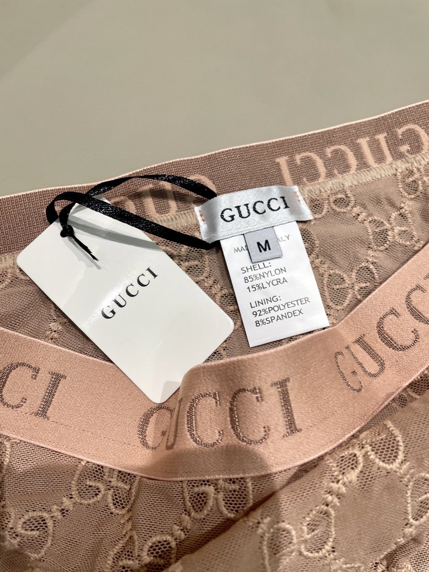 P115 Gucci G家字母刺绣网纱性感连体衣 半透明型  诉说着纯粹的性感 胸前深V➕蕾丝网纱设计 提升了整体泳衣性感指数 更心机的是，😍😍似有似无的诱惑😻让人不由自主心动💗魅力倍增 码数SML Xl
