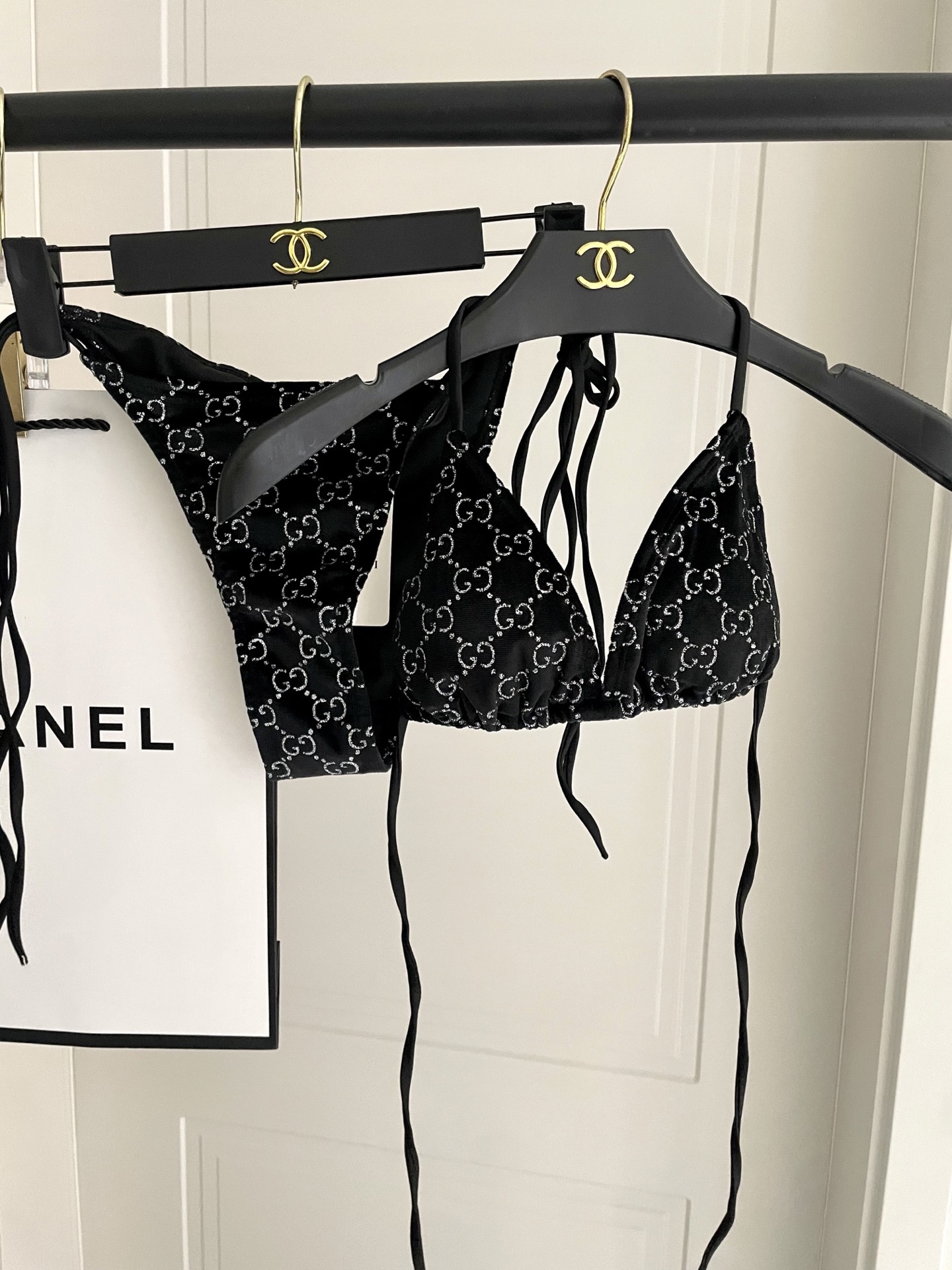 P105 Gucci丝绒分体比基尼😍🥰适合多种场景的游泳衣🏊&zwj;♀️海边 游泳池 温泉 水上乐园 漂流都可以😌内搭也完全可以 连体设计遮肉显高挑 腹部有点肉肉也不影响咱美美的 
面料：透气舒适。速干弹性的游泳衣更加帖肤易清洗
码数：S M L Xl 
