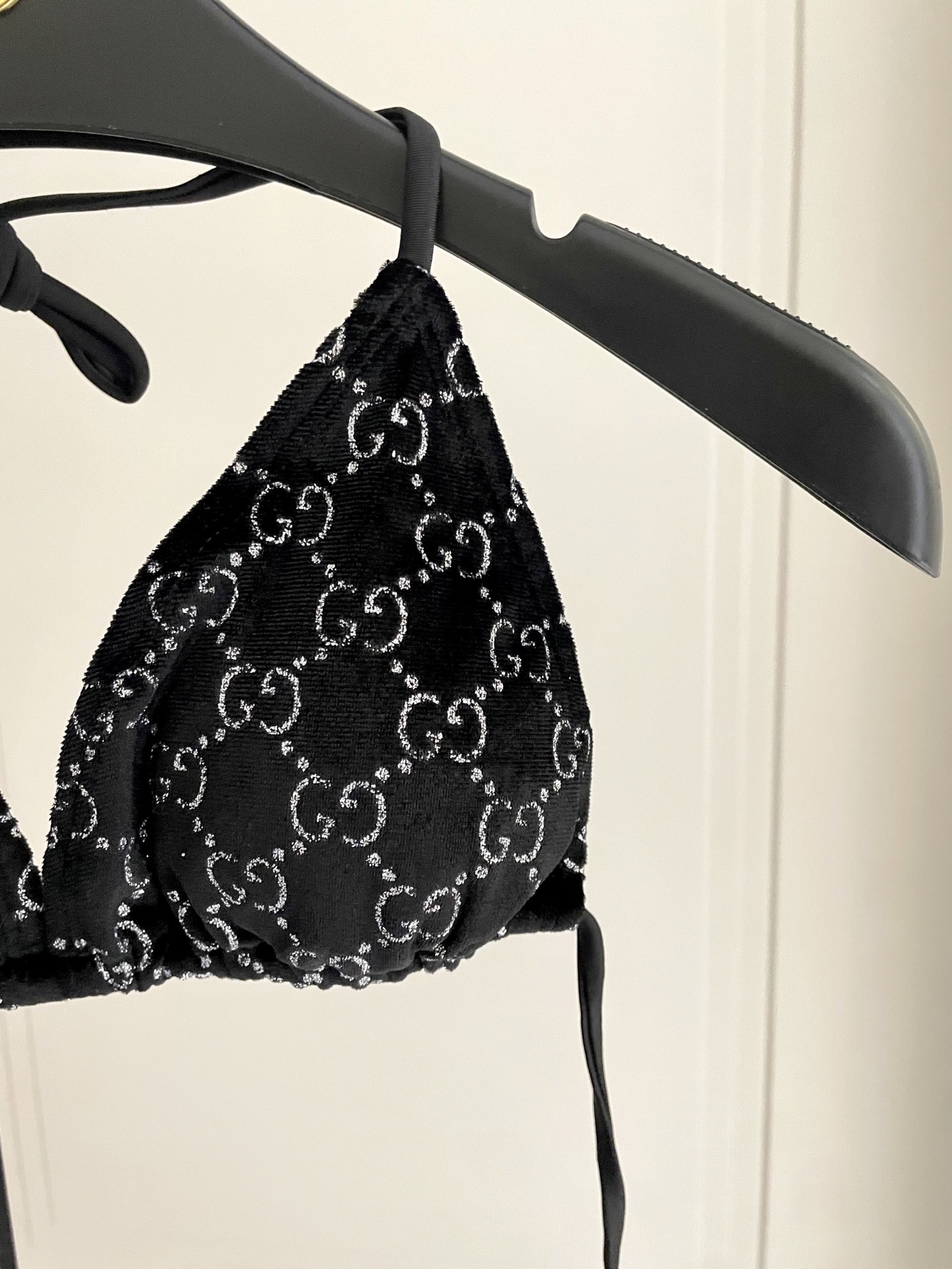 P105 Gucci丝绒分体比基尼😍🥰适合多种场景的游泳衣🏊&zwj;♀️海边 游泳池 温泉 水上乐园 漂流都可以😌内搭也完全可以 连体设计遮肉显高挑 腹部有点肉肉也不影响咱美美的 
面料：透气舒适。速干弹性的游泳衣更加帖肤易清洗
码数：S M L Xl 
