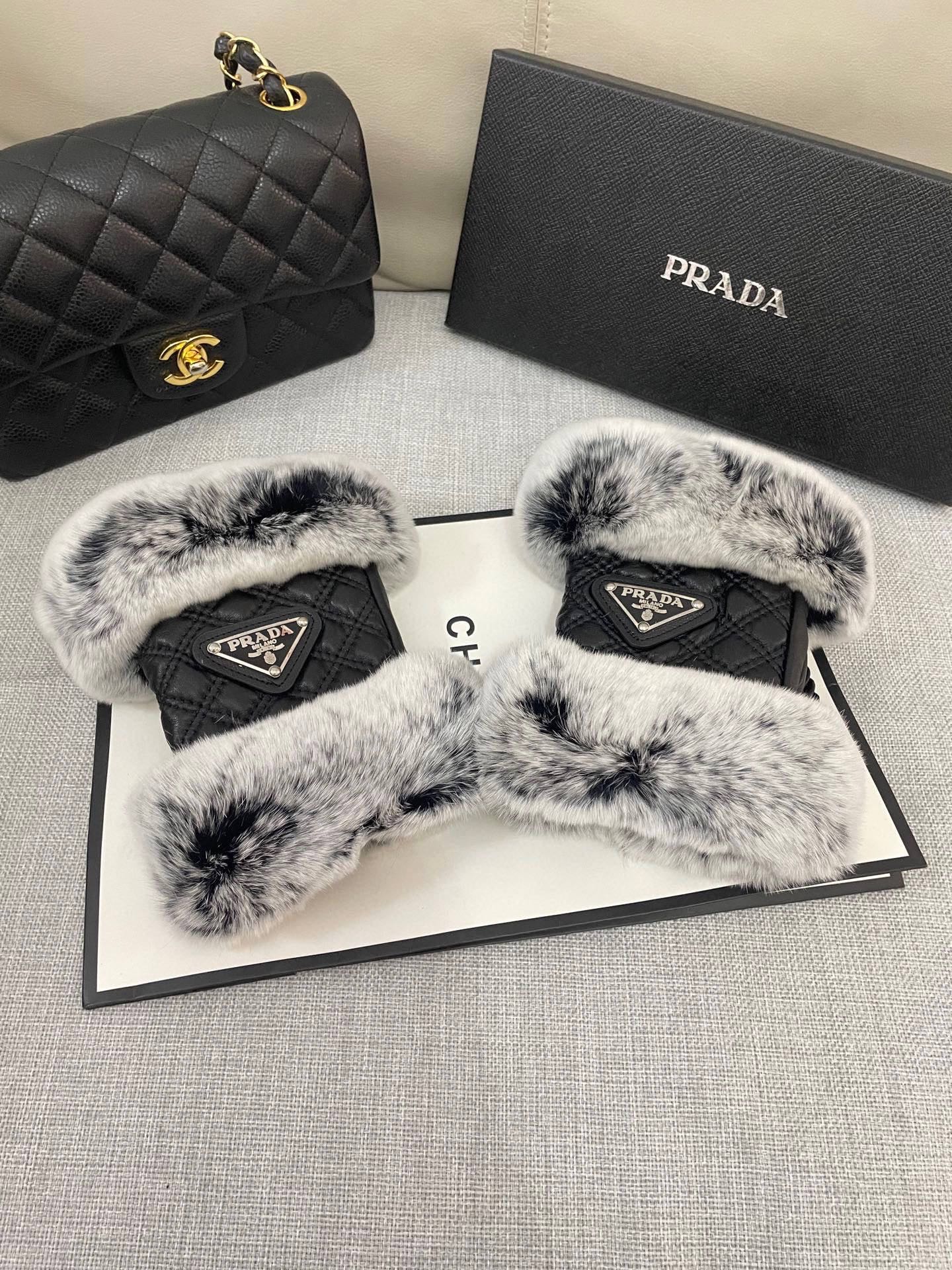 NO:602370,Prada autumn and winter women's gloves wool gloves and rabbit fur. Beautiful with coats in winter. One-size-fits-all gloves, gloves, prada, gloves19860909普拉达秋冬女手套羊毛手套兔毛 冬天搭配大衣美美哒 均码手套,手套,prada,gloves,accessory