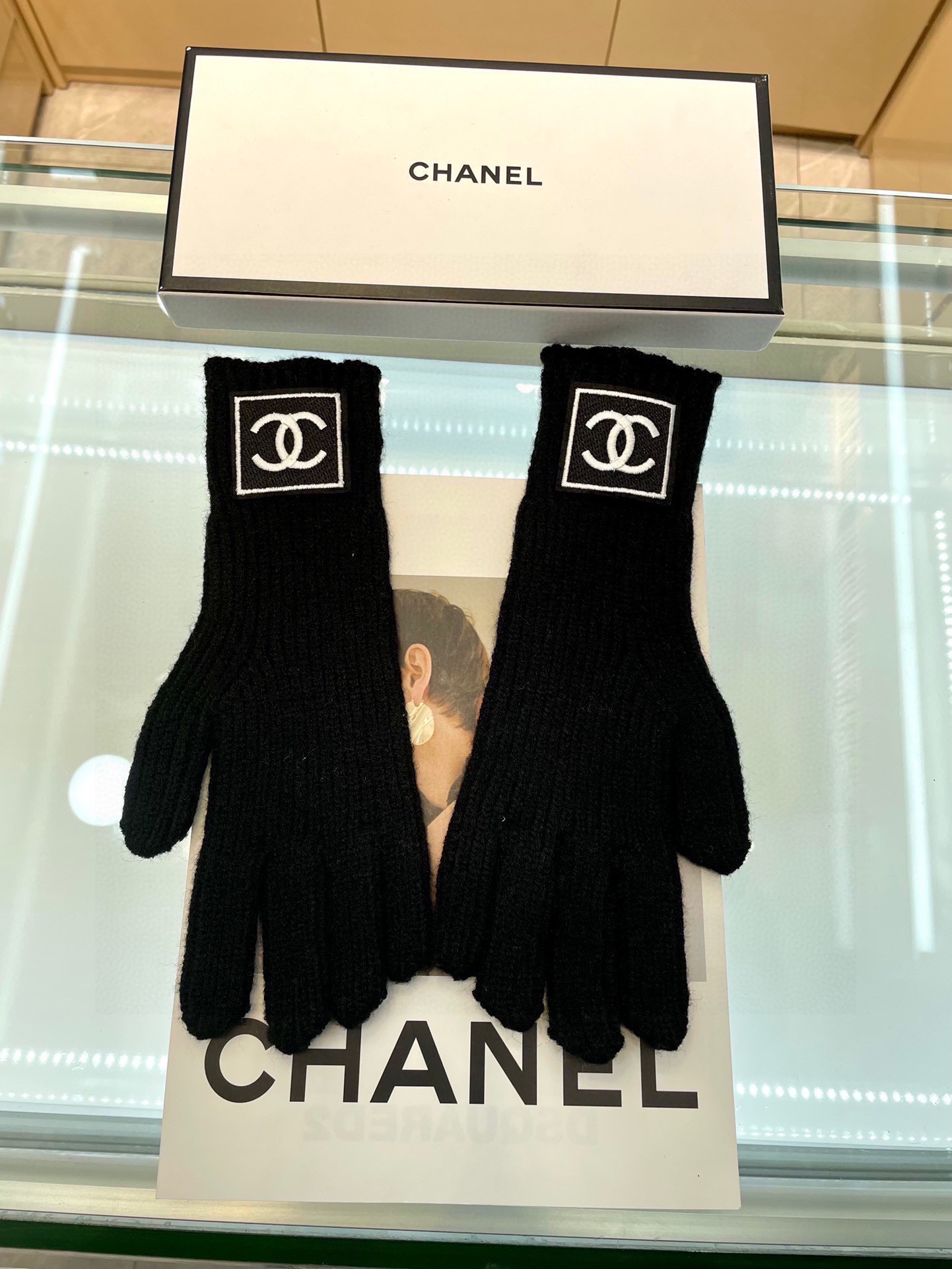 NO:602319,Chanel's new wool gloves feel softer, finer and creamier. They are skin-friendly, have better heat retention and natural dyes, and are dyed at low temperature. They present the purest, richest and fullest colors. The color fastness has been tested and have excellent warmth retention. They are soft to the touch and feel velvety and velvety to the touch, making you want to put them down. The most important functions are touch screen gloves and quality levers. With 2-finger touch screen. One-size-fits-all gloves, gloves, chanel, gloves.19860909香奈儿新款羊毛手套 手感更软细糯腻 亲肤,保性暖更好天然染料,低温染色 呈最现纯粹,浓郁饱的满颜色,色牢度经检过测,保暖性极佳 柔软的触感,摸起来带绒有绒感,令人爱释不手.最主要的能功是触屏手套、质杠量杆滴 .带2指触屏 码数 均码手套,手套,chanel,gloves,accessory