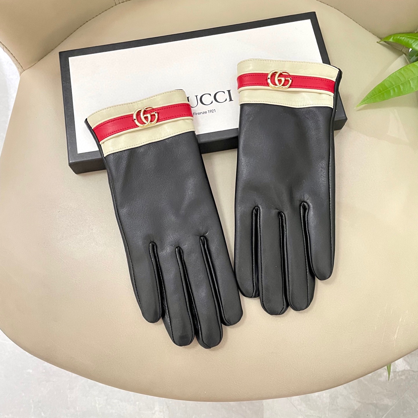 NO:602335,Popular style has arrived. Gucci's popular women's leather gloves, first-grade sheepskin, simple and elegant static style with small LOGO buckle, super soft and cashmere lining for comfortable wearing gloves, gloves, gucci, sheepskin, gloves19860909爆款到货 Gucci火爆朋友圈的女式真皮手套,一级羊皮 简单大方的静面款式添加小LOGO扣,超柔加羊绒内里佩戴舒适手套,手套,gucci,sheepskin,gloves,accessory