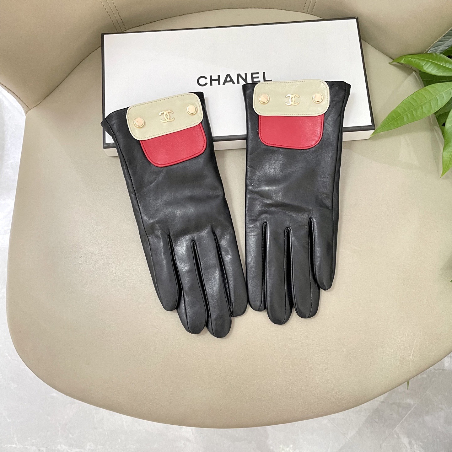 NO:602349,Chanel's new women's gloves, first-grade sheepskin, ultra-thin leather, soft and comfortable, special hand shape, superior texture, size, one-size-fits-all gloves, gloves, chanel, sheepskin, gloves19860909Chanel新款女士手套 一级羊皮 皮质超薄柔软舒适 特显手型 质感超群 码数 均码手套,手套,chanel,sheepskin,gloves,accessory