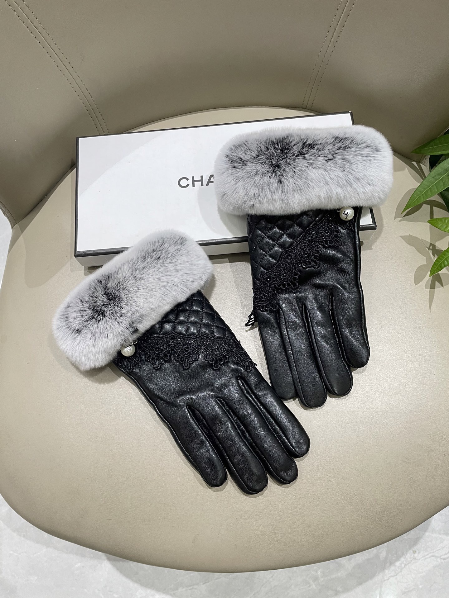 NO:602323,Chanel's new women's gloves, first-grade sheepskin, ultra-thin leather, warm and comfortable, soft and comfortable, special hand shape, superior texture, one-size-fits-all gloves, gloves, chanel, sheepskin, gloves19860909Chanel新款女士手套 一级羊皮 皮质超薄保暖舒适 柔软舒适 特显手型 质感超群 码数均码手套,手套,chanel,sheepskin,gloves,accessory