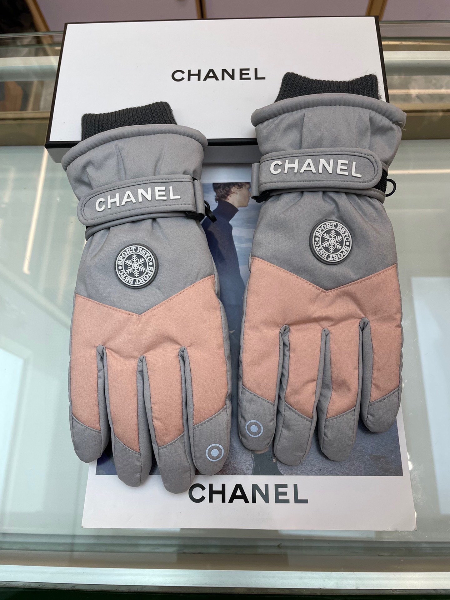 NO:602352,60 Chanel new ski gloves for women, warm and comfortable, size, one size fits all gloves, gloves, chanel, gloves1986090960 香奈儿新款滑雪女士手套 保暖舒适 码数 均码手套,手套,chanel,gloves,accessory
