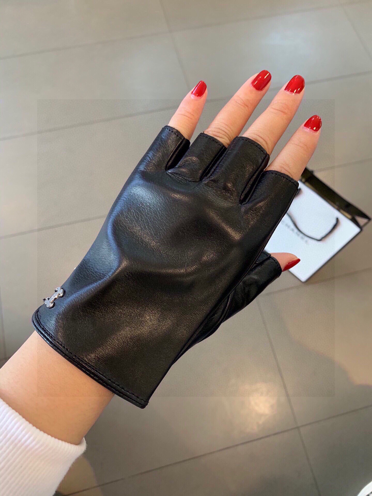 NO:618127,Chanel new autumn and winter women's gloves official website synchronized imported sheepskin leather ultra-thin soft and comfortable lining silk lining size M L gloves, gloves, chanel, sheepskin, gloves19860909Chanel 秋冬新款女手套官网同步 进口羊皮 皮质超薄柔软舒适 内里丝里 码数M L手套,手套,chanel,sheepskin,gloves,accessory