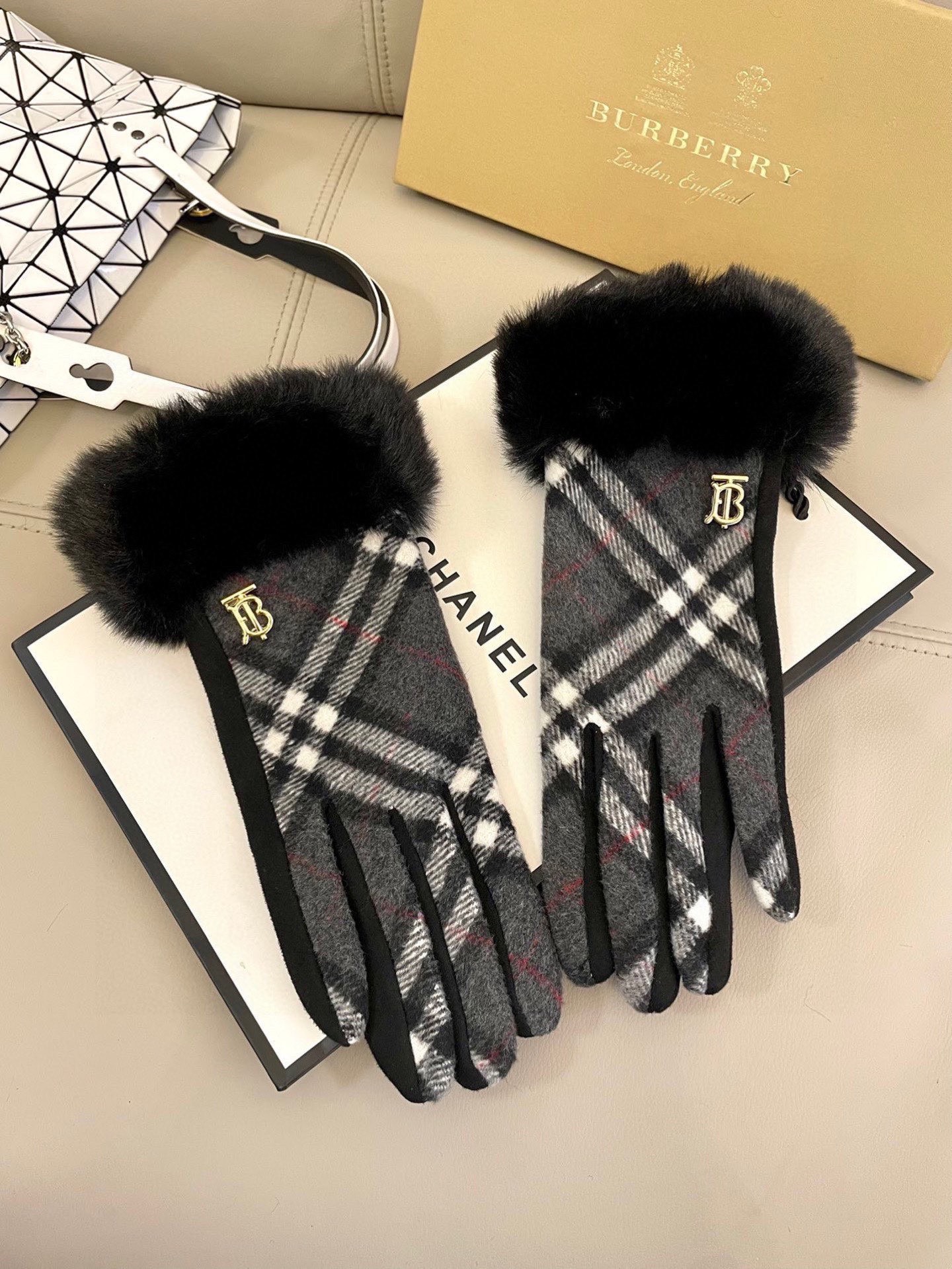 NO:618130,Burberry's new wool gloves feel softer, finer and creamier. They are skin-friendly, have better heat retention and natural dyes, and are dyed at low temperature. They present the purest, richest and fullest colors. The color fastness has been tested and have excellent warmth retention. They are soft to the touch and feel velvety and velvet to the touch. The most important functions are touch screen gloves and quality levers. With 2-finger touch screen. One-size-fits-all gloves, gloves, burberry, gloves.19860909巴宝莉新款羊毛手套 手感更软细糯腻 亲肤,保性暖更好天然染料,低温染色 呈最现纯粹,浓郁饱的满颜色,色牢度经检过测,保暖性极佳 柔软的触感,摸起来带绒有绒感,令人爱释不手.最主要的能功是触屏手套、质杠量杆滴 .带2指触屏 码数 均码手套,手套,burberry,gloves,accessory