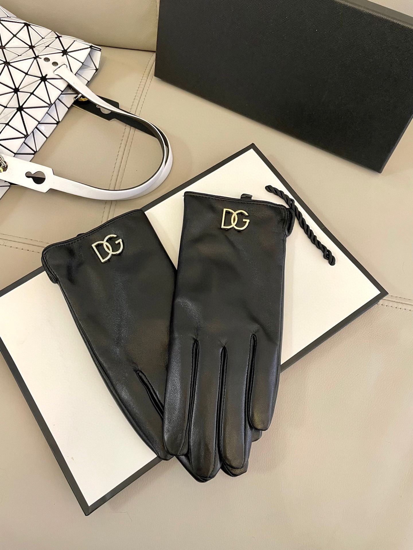 NO:618120,DG autumn and winter women's gloves imported sheepskin leather, ultra-thin, soft and comfortable, excellent texture, size ML gloves, gloves, sheepskin, gloves19860909DG秋冬女手套进口羊皮 皮质超薄柔软舒适 质感超群 码数 ML 手套,手套,sheepskin,gloves,accessory